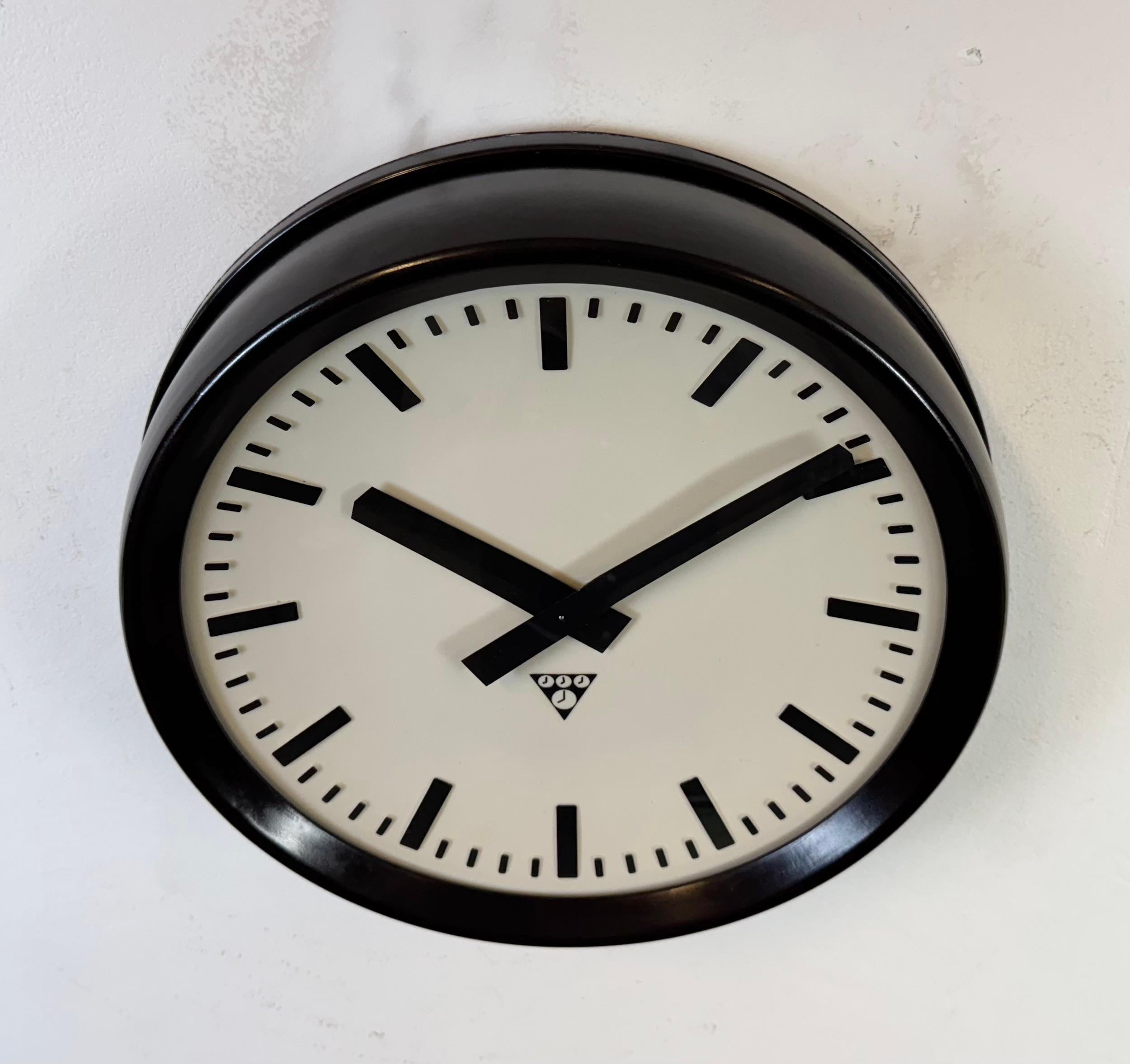 Reloj de pared industrial de fábrica de baquelita de Pragotron, años 1960 Checo en venta