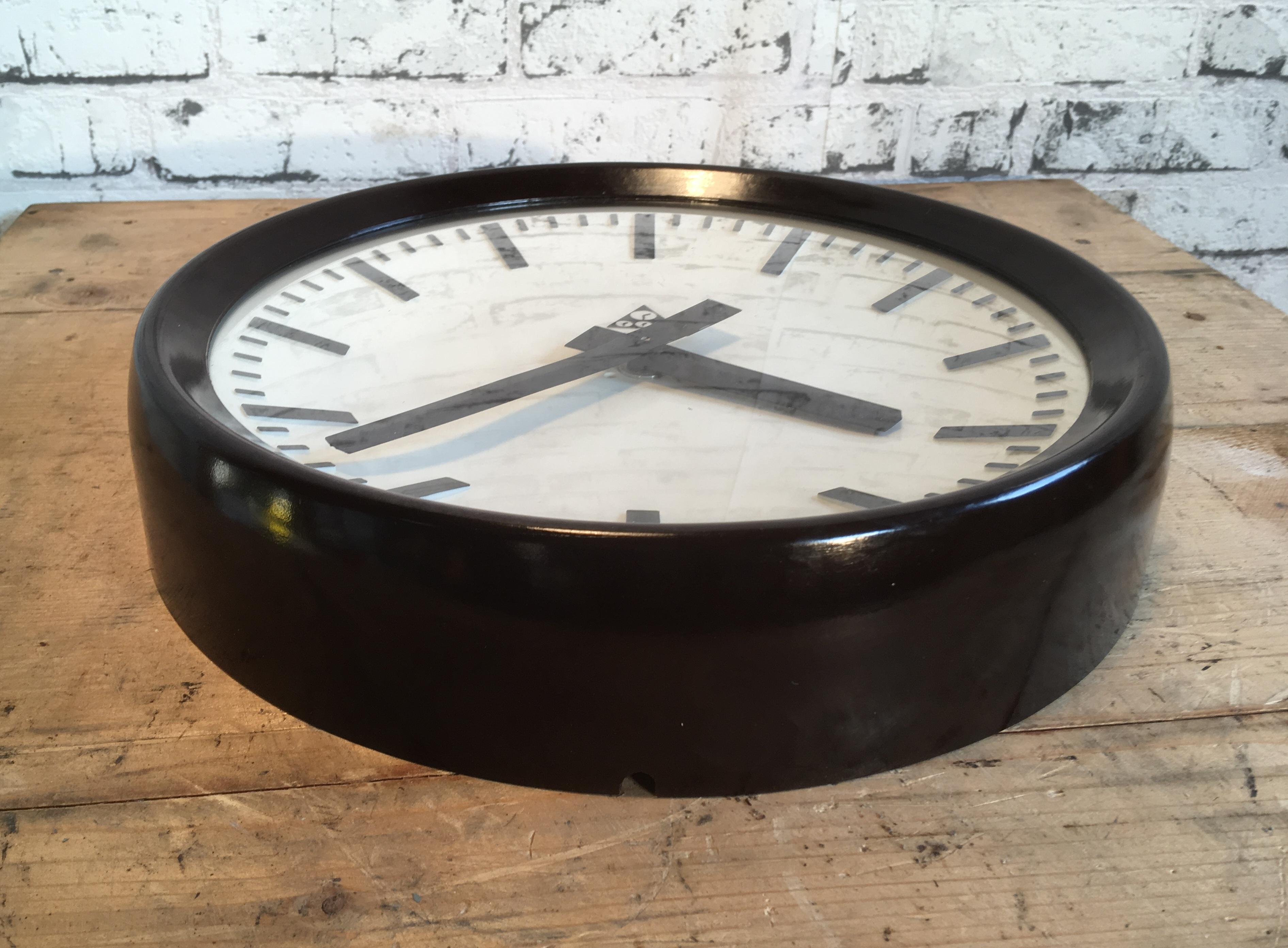 Industrial Bakelite Factory Wall Clock from Pragotron, 1960s im Zustand „Gut“ in Kojetice, CZ