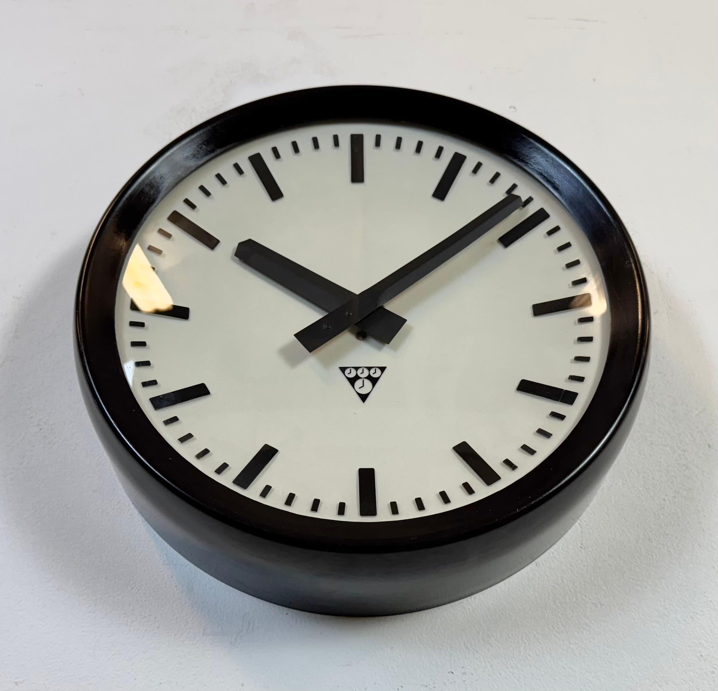 Horloge murale d'usine industrielle en bakélite de Pragotron, années 1960 Bon état - En vente à Kojetice, CZ