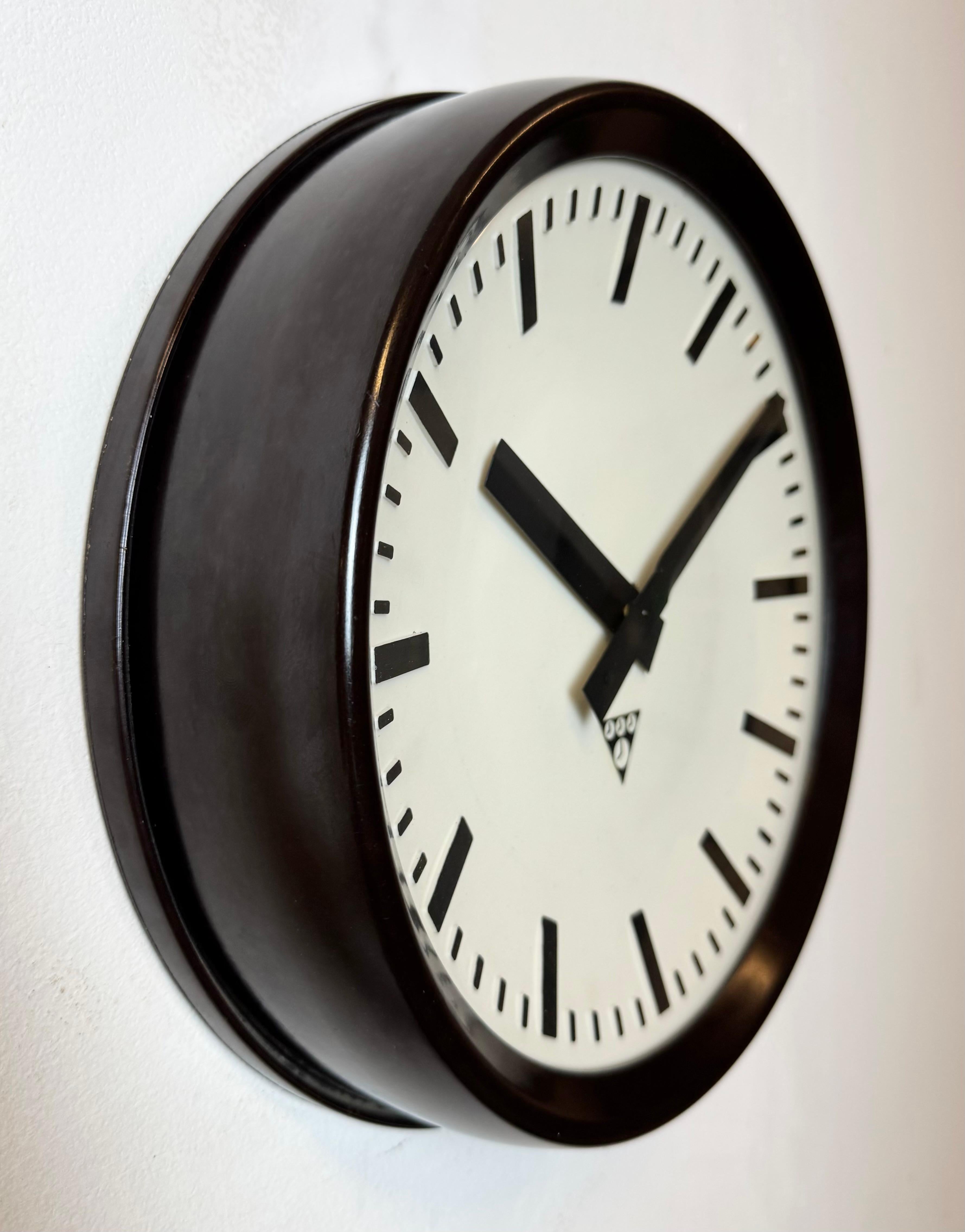 Reloj de pared industrial de fábrica de baquelita de Pragotron, años 1960 en Bueno estado para la venta en Kojetice, CZ