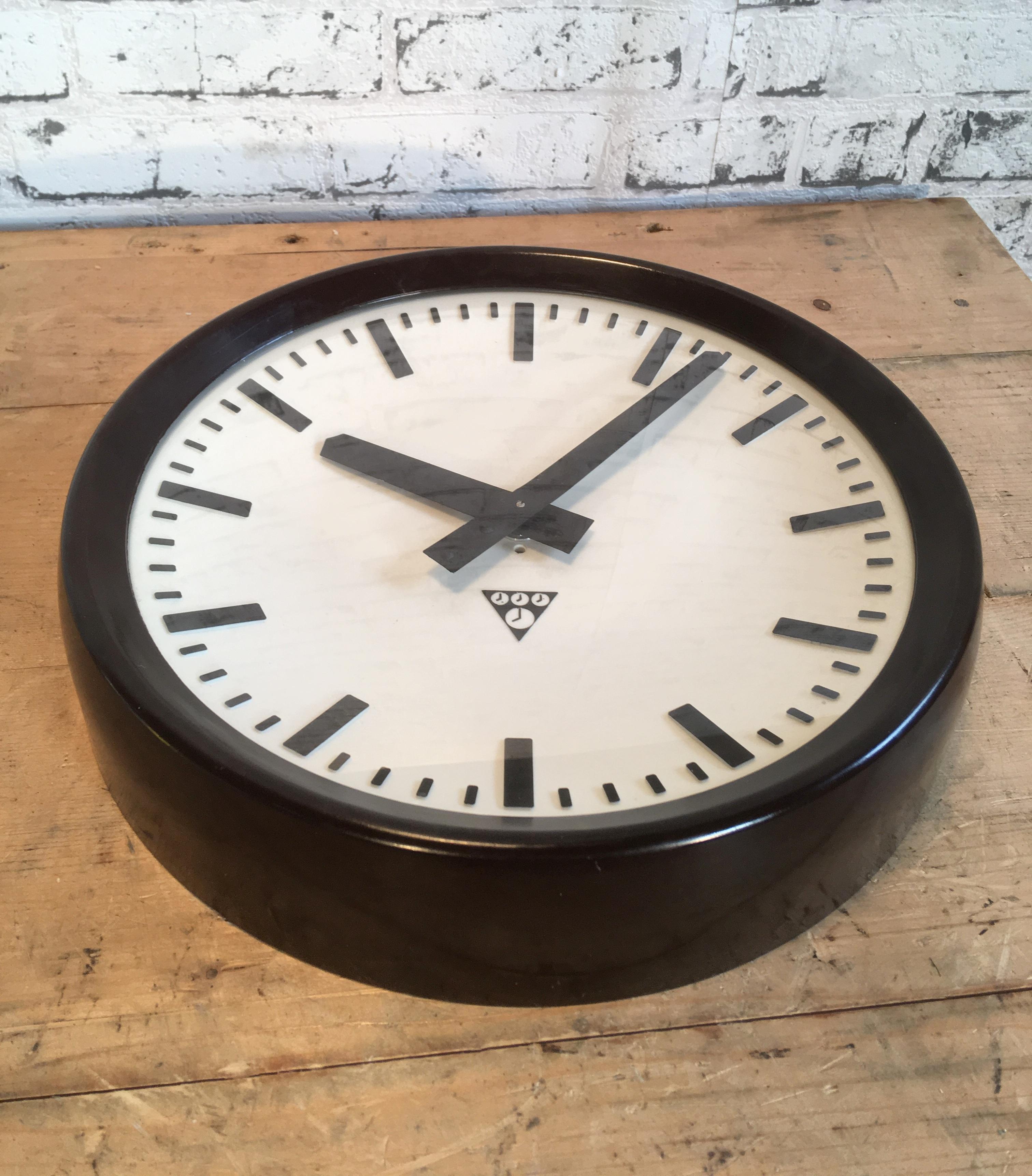 Industrial Bakelite Factory Wall Clock from Pragotron, 1960s (20. Jahrhundert)