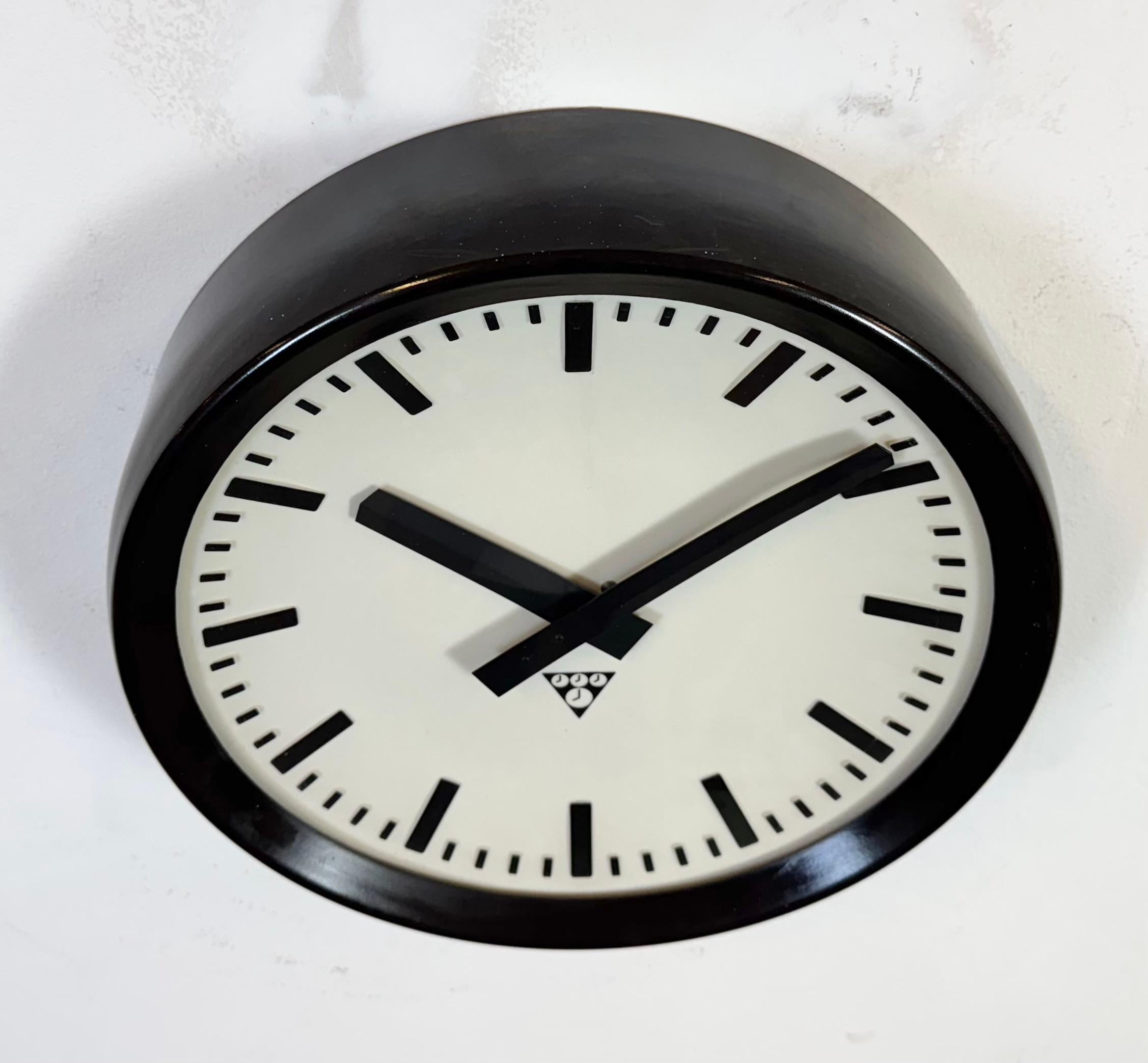 20ième siècle Horloge murale d'usine industrielle en bakélite de Pragotron, années 1960 en vente