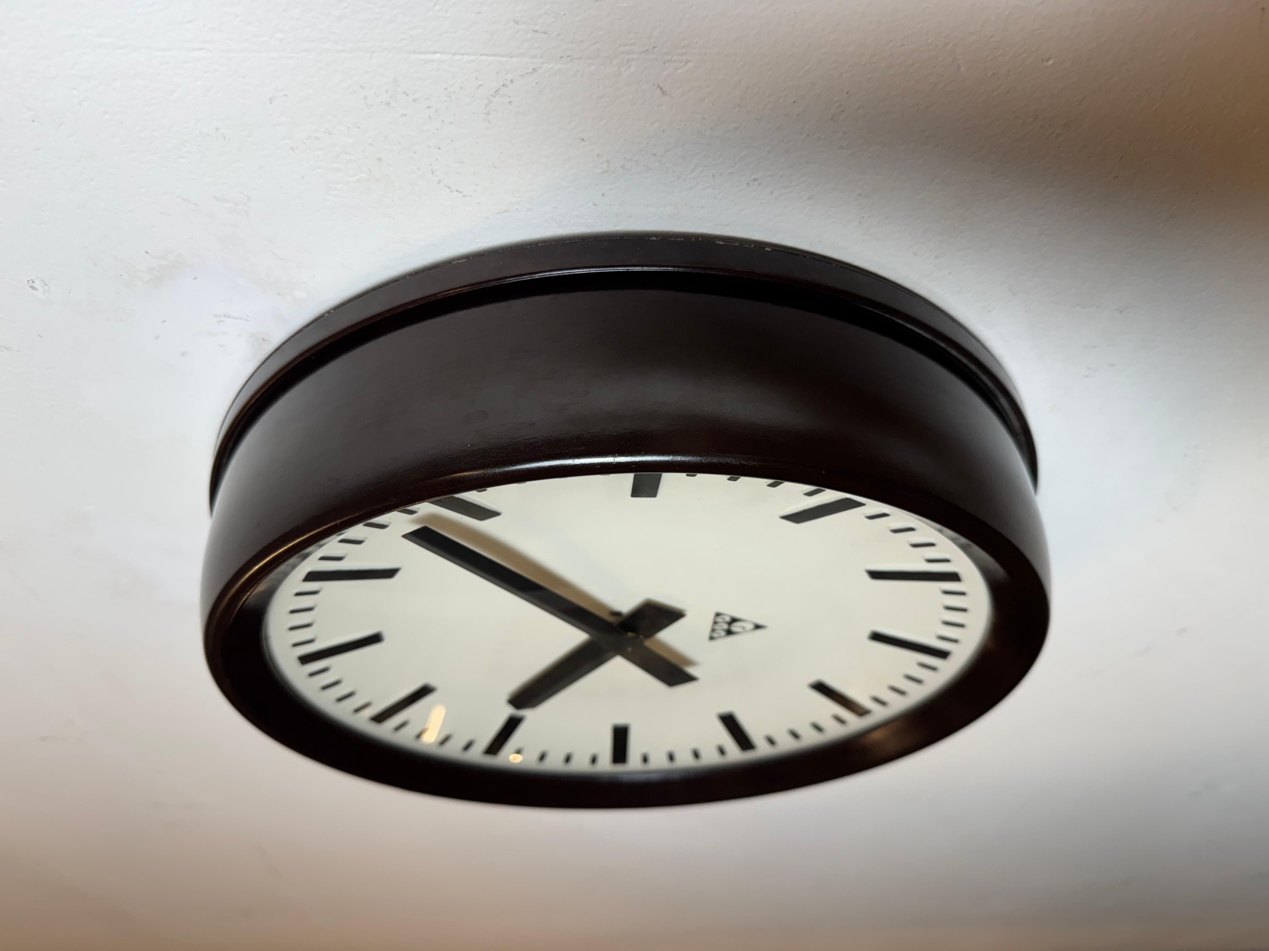 Reloj de pared industrial de fábrica de baquelita de Pragotron, años 1960 siglo XX en venta