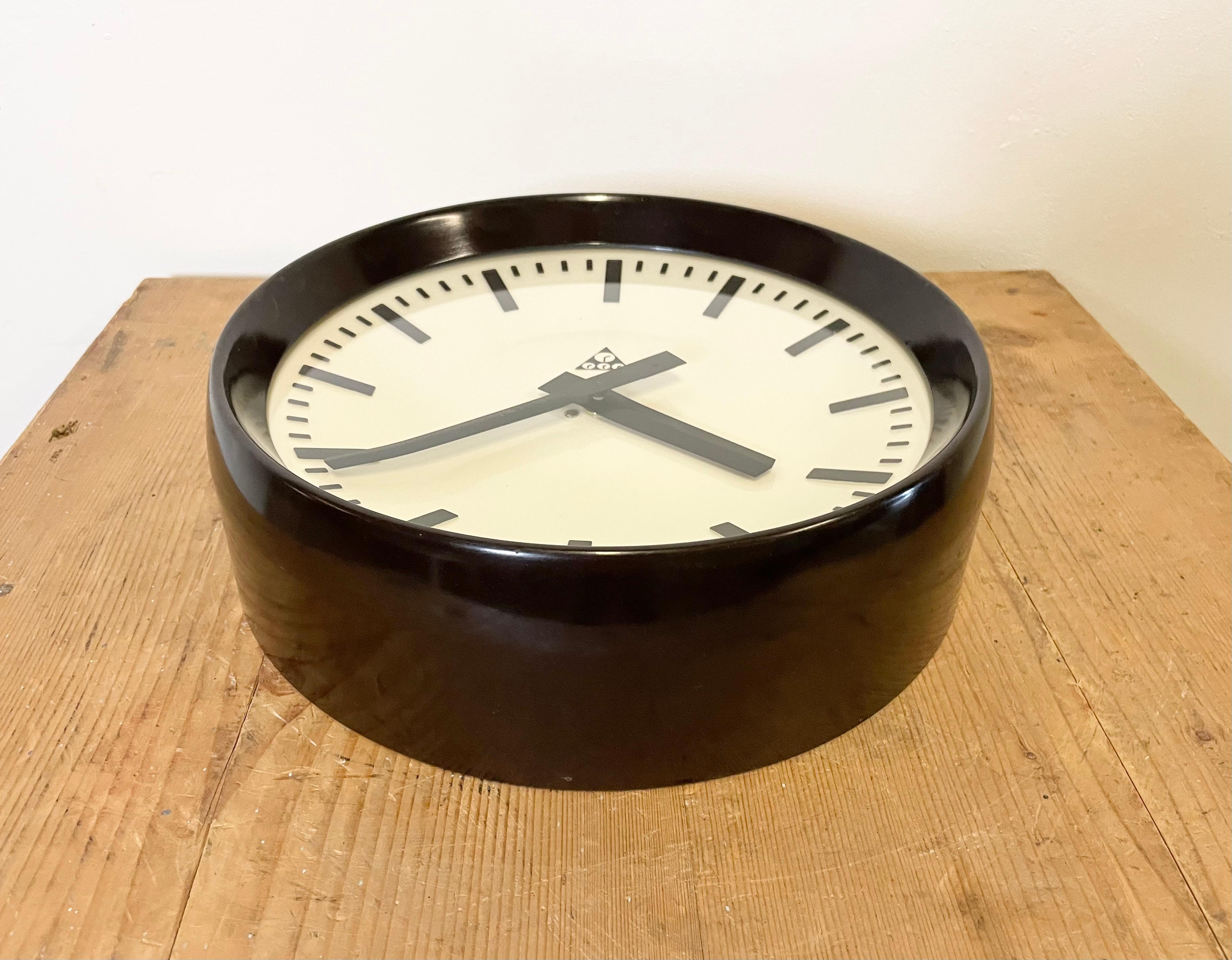 Industrial Bakelite Factory Wall Clock from Pragotron, 1960s In Good Condition For Sale In Kojetice, CZ