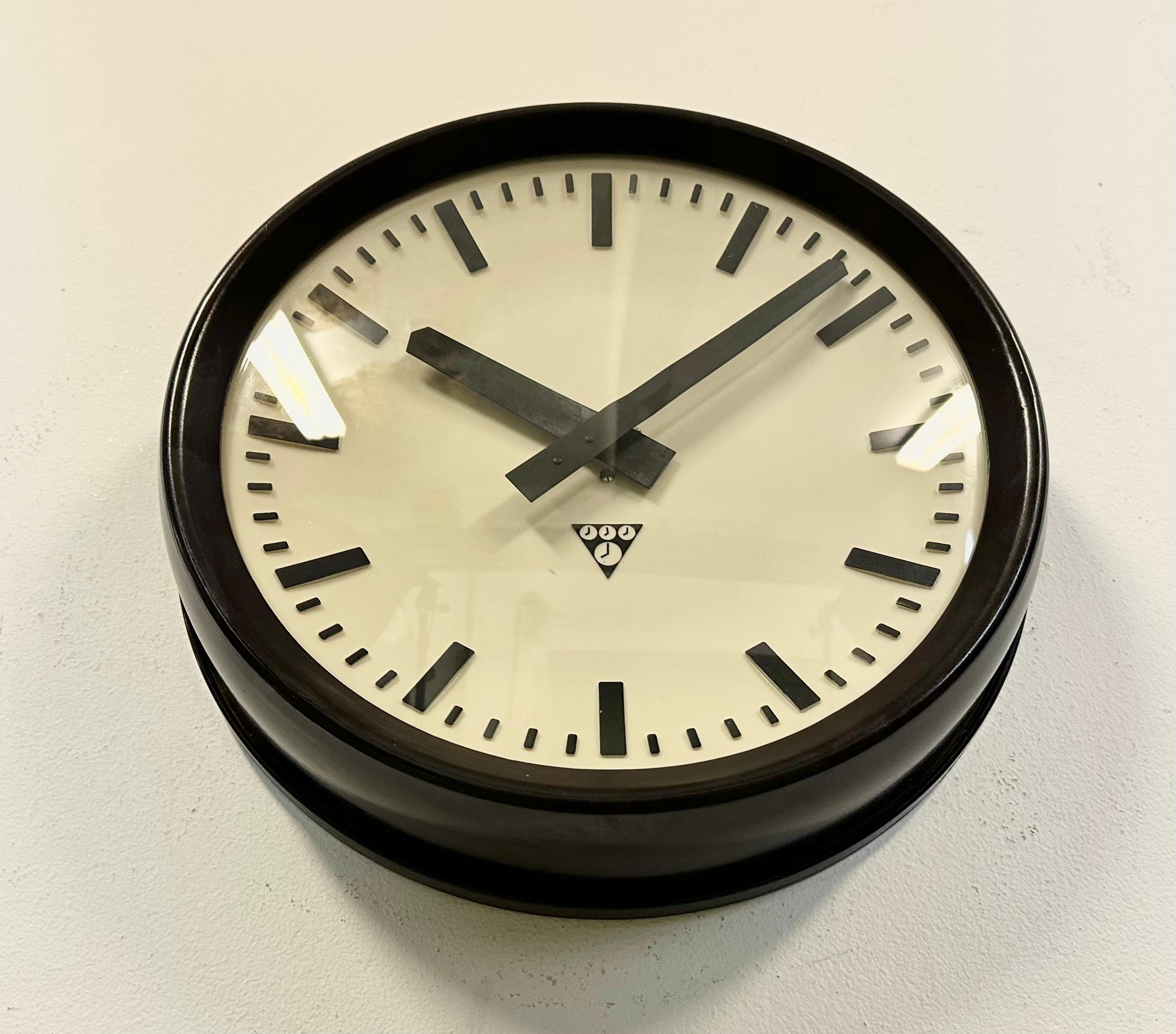 Industrial Bakelite Factory Wall Clock from Pragotron, 1960s In Good Condition For Sale In Kojetice, CZ