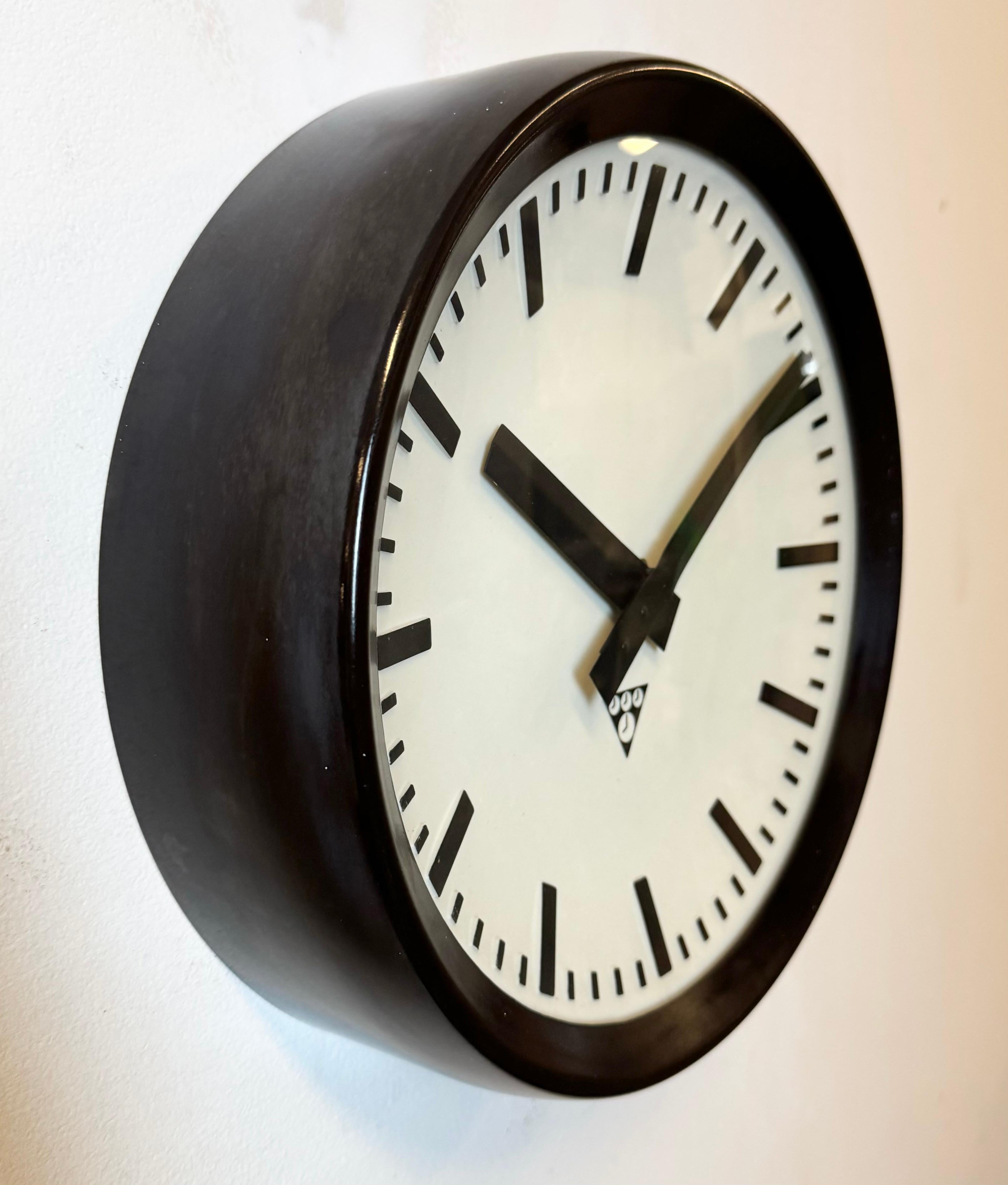 Verre Horloge murale d'usine industrielle en bakélite de Pragotron, années 1960 en vente