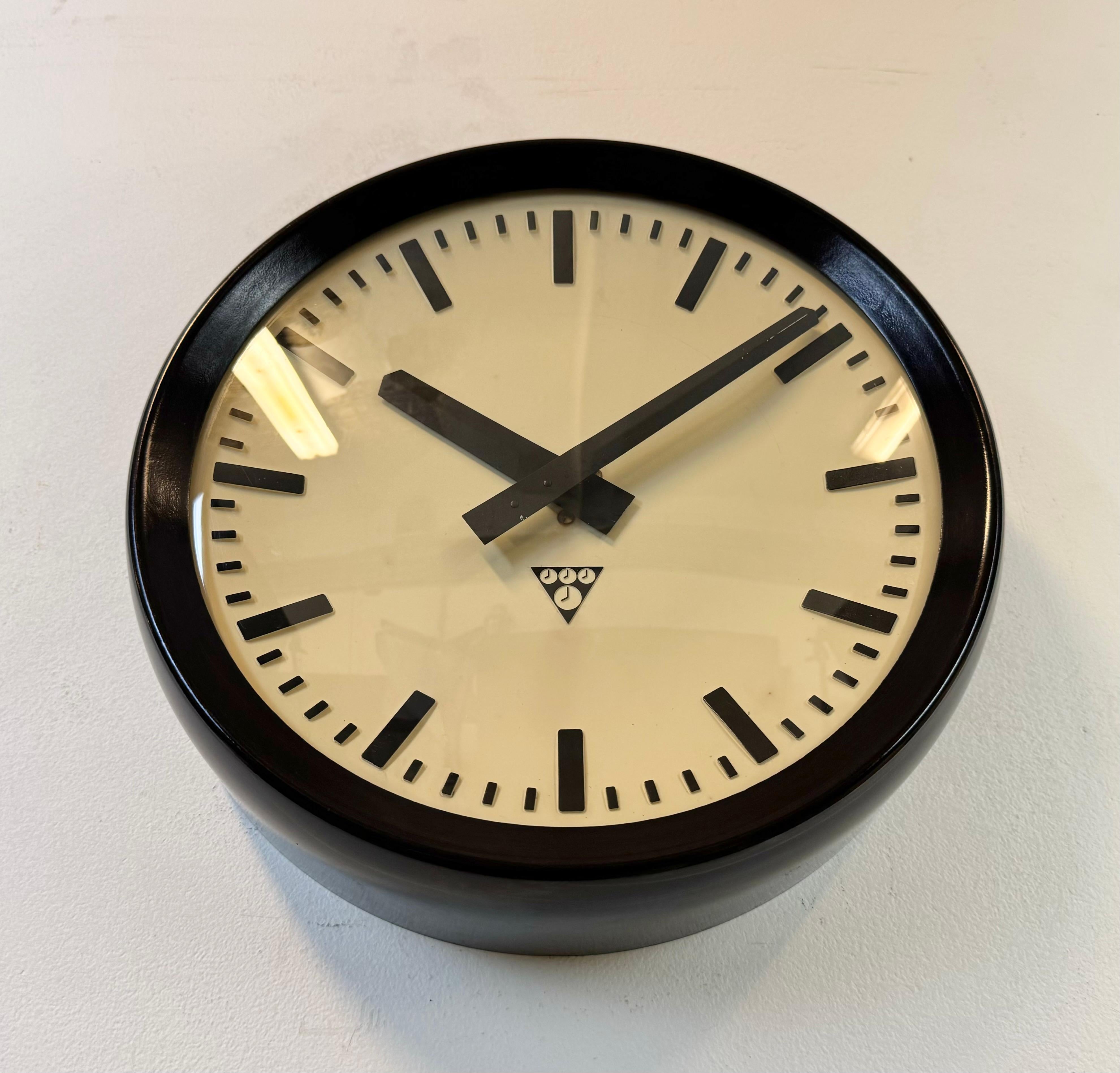 Industrial Bakelite Factory Wall Clock from Pragotron, 1960s For Sale 1