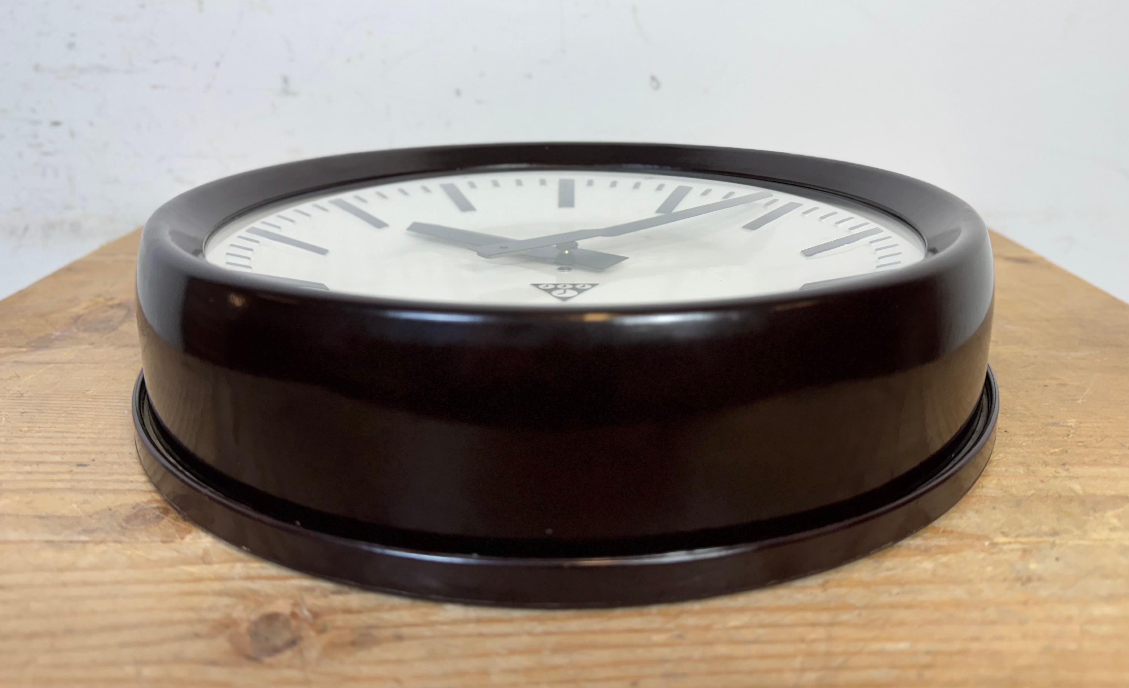 Reloj de pared industrial de fábrica de baquelita de Pragotron, años 1960 Vidrio en venta