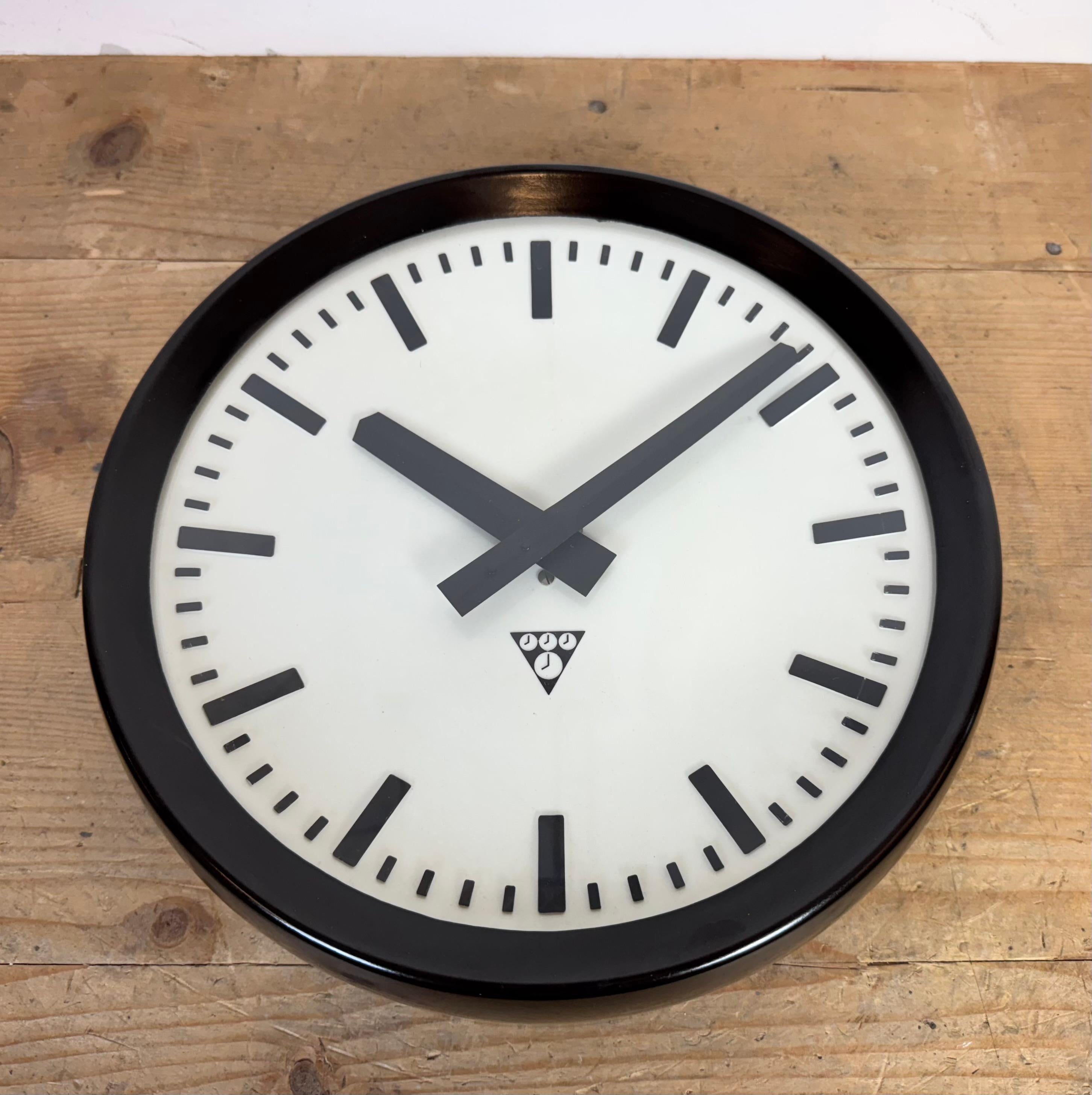 Horloge murale d'usine industrielle en bakélite de Pragotron, années 1960 en vente 1