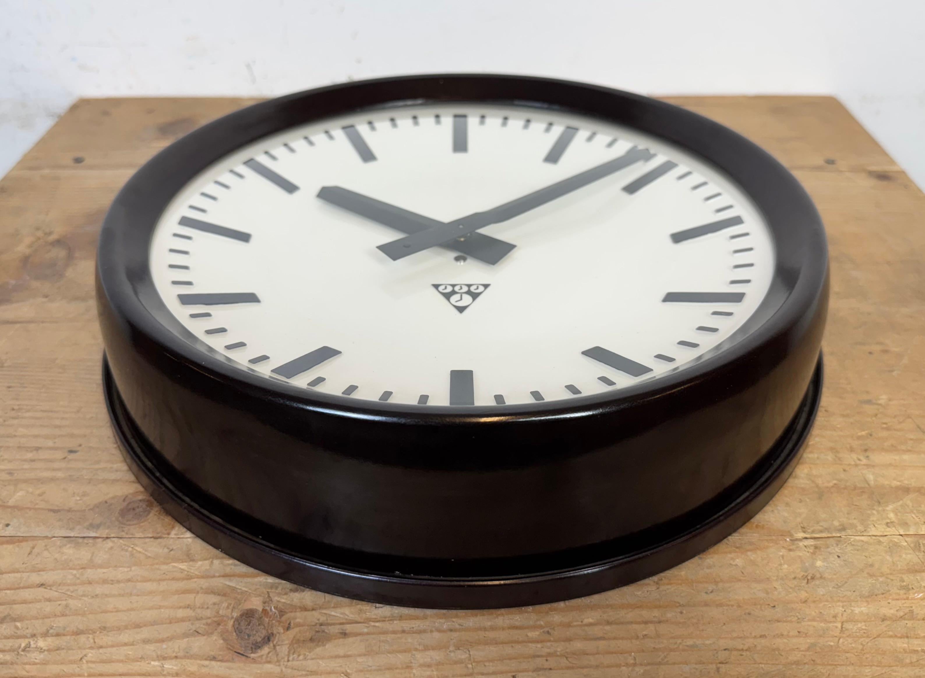 Reloj de pared industrial de fábrica de baquelita de Pragotron, años 1960 en venta 1