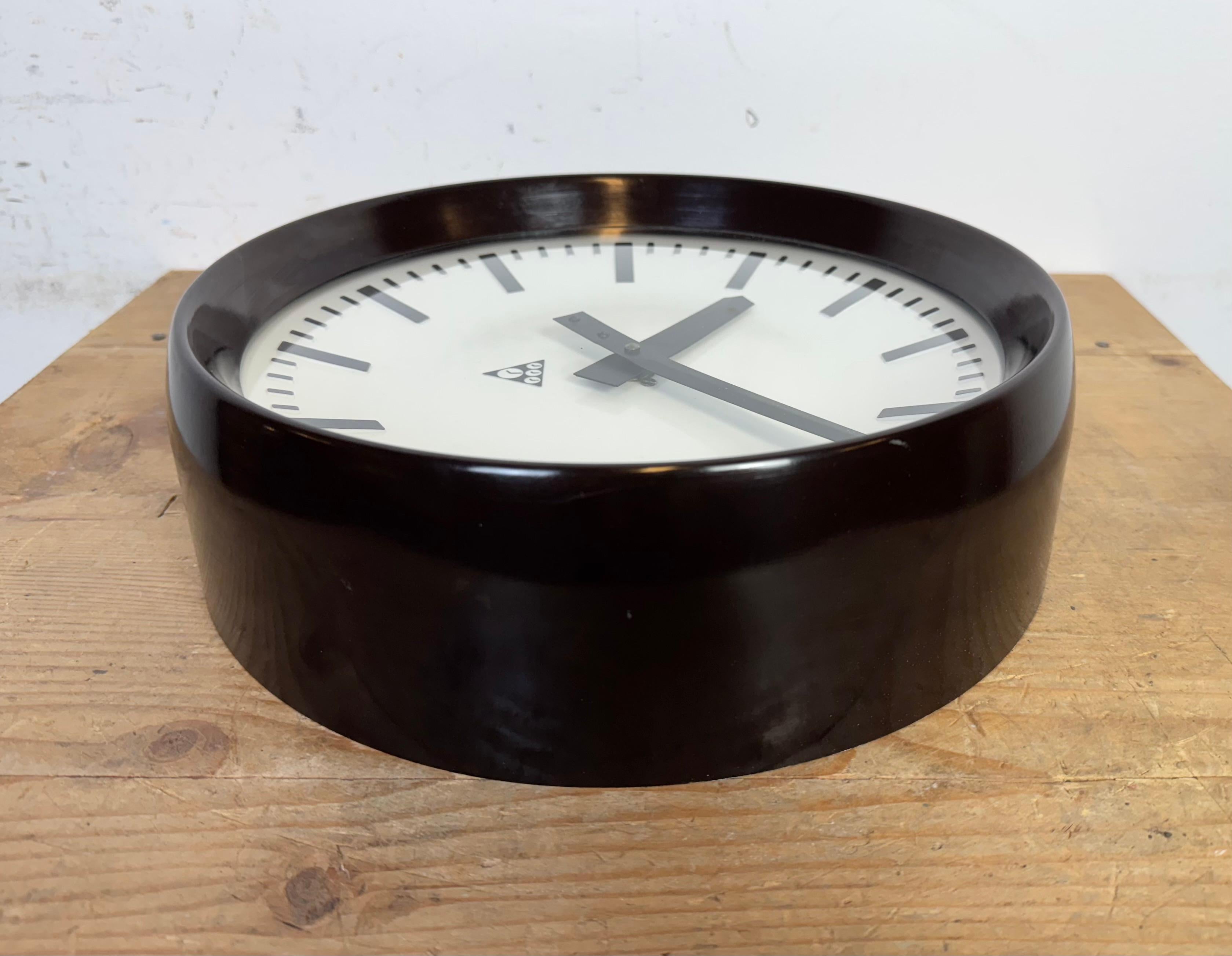 Industrial Bakelite Factory Wall Clock from Pragotron, 1960s For Sale 3