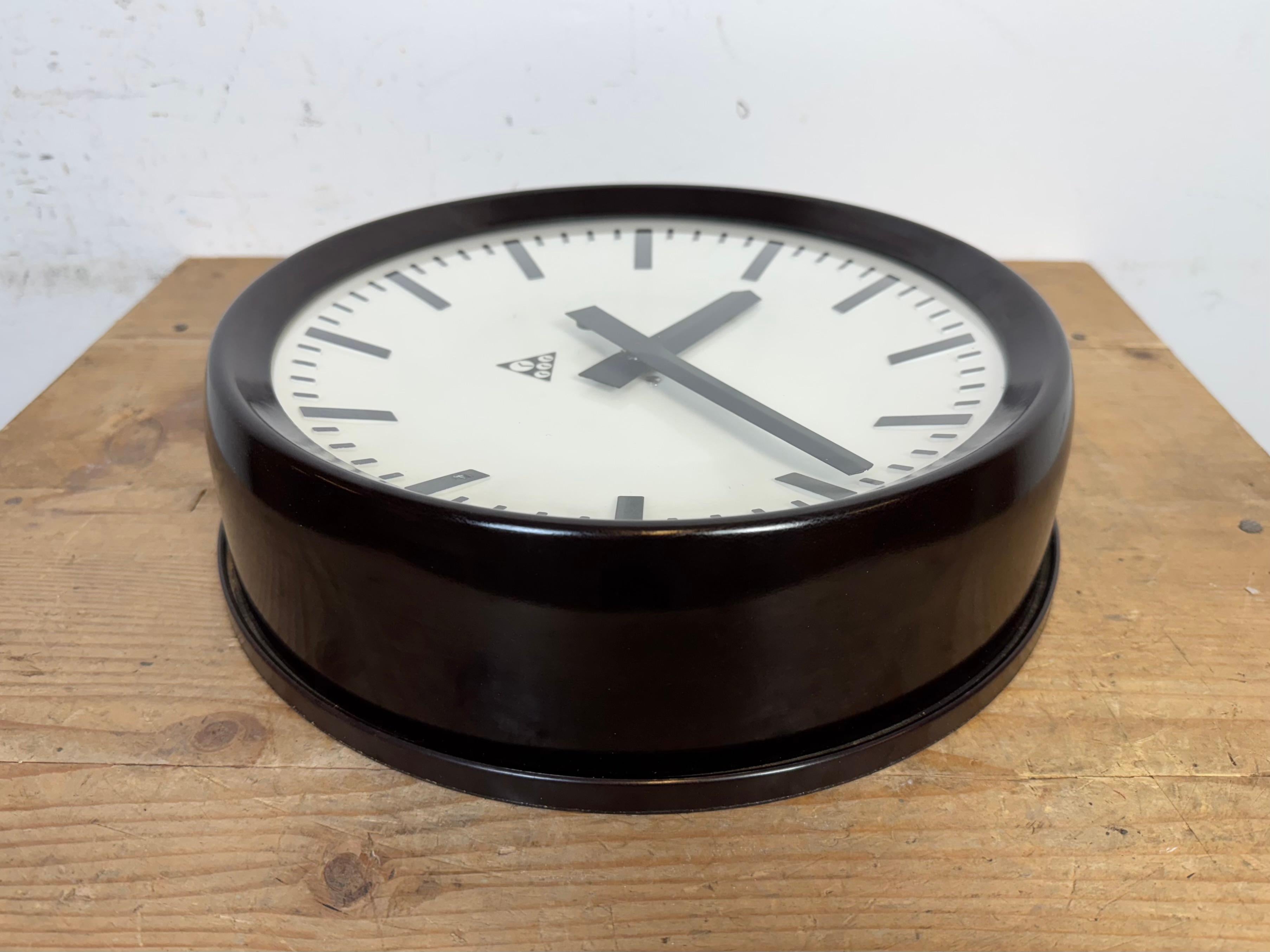 Industrial Bakelite Factory Wall Clock from Pragotron, 1960s For Sale 3