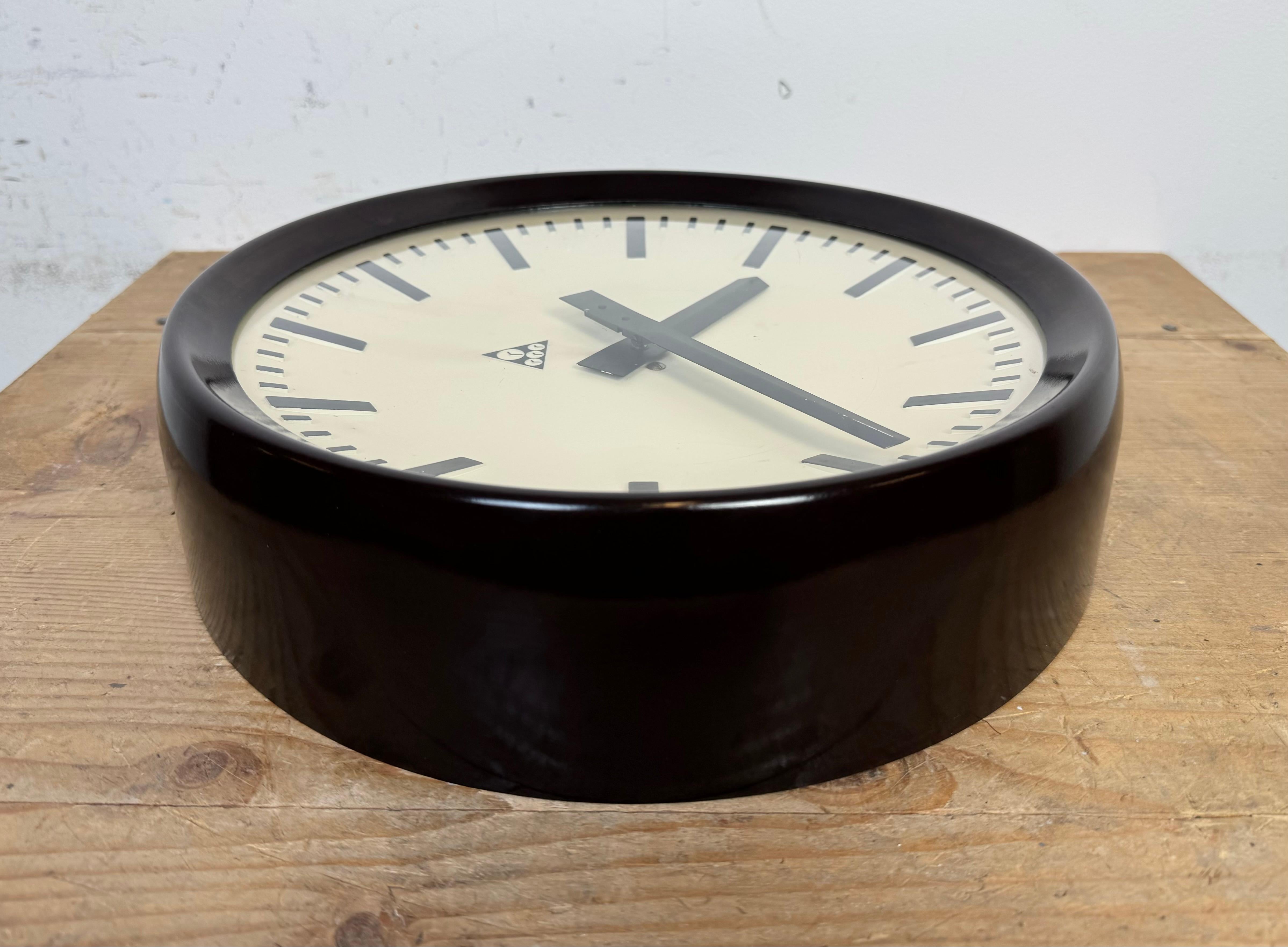 Industrial Bakelite Factory Wall Clock from Pragotron, 1960s For Sale 3