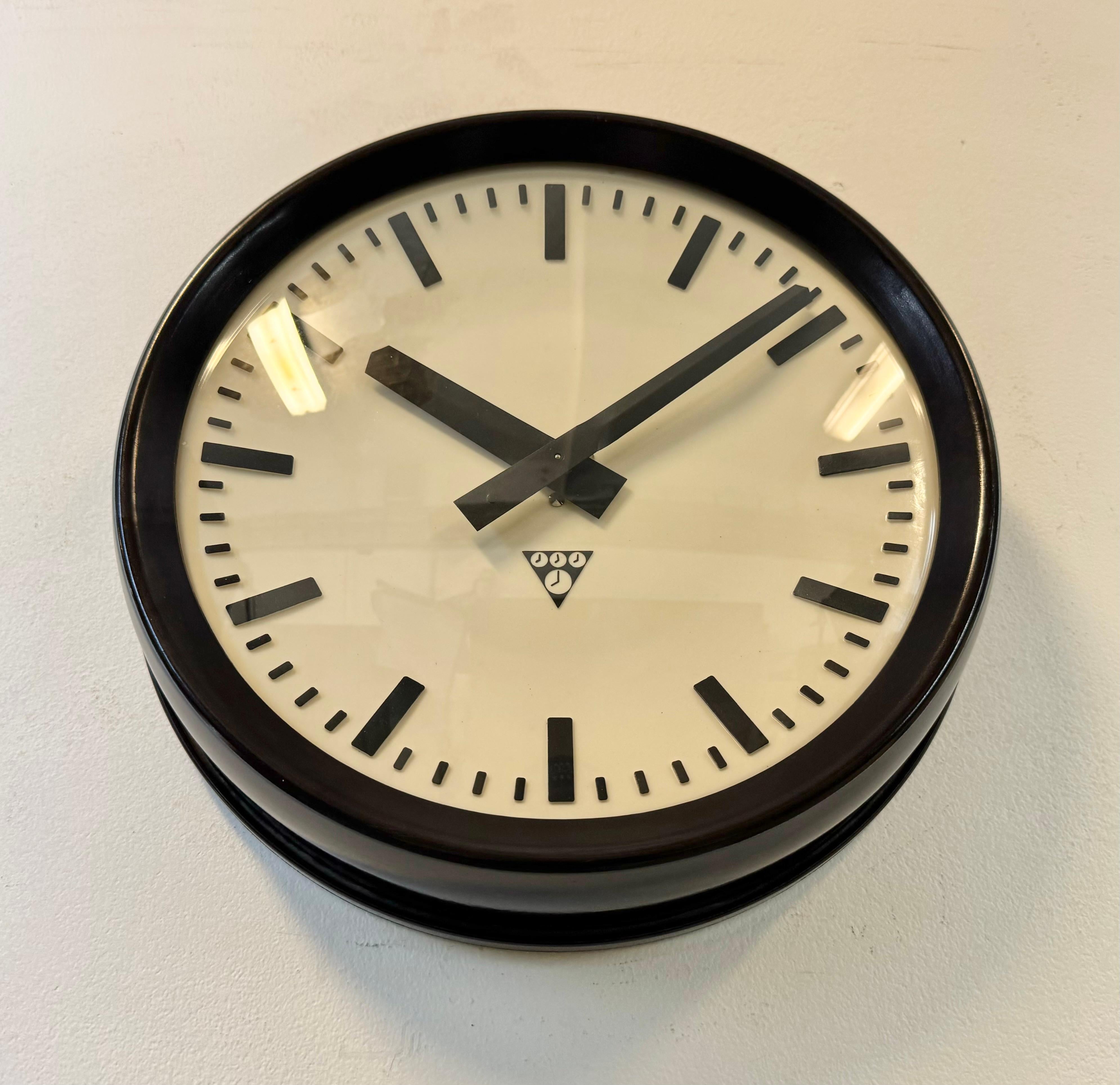 Reloj de pared industrial de fábrica de baquelita de Pragotron, años 1960 en venta 2