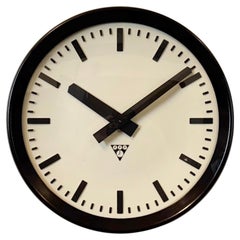 Reloj de pared industrial de fábrica de baquelita de Pragotron, años 1960