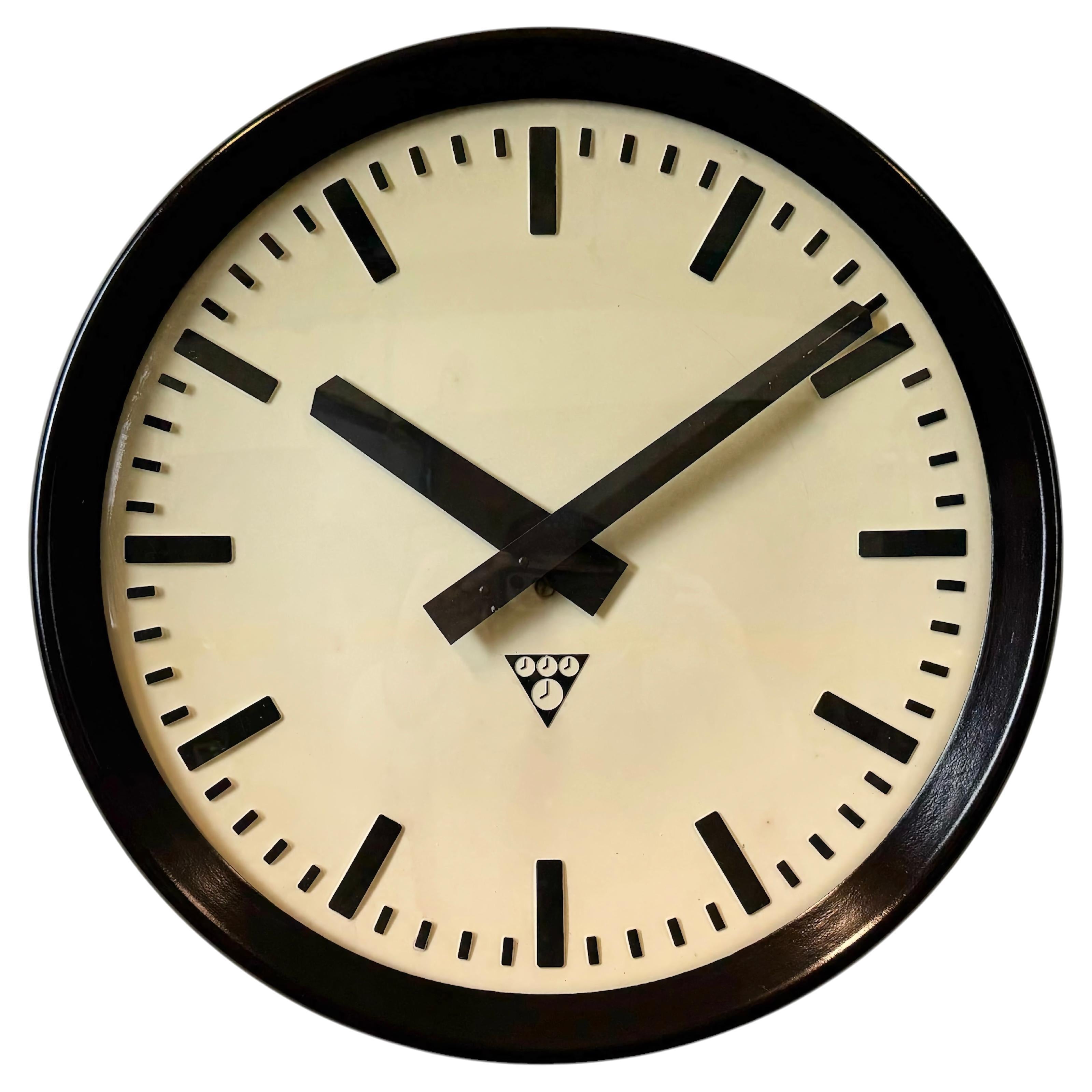 Reloj de pared industrial de fábrica de baquelita de Pragotron, años 1960