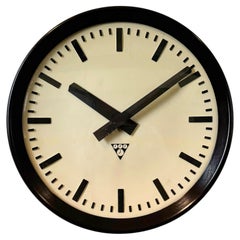 Reloj de pared industrial de fábrica de baquelita de Pragotron, años 1960