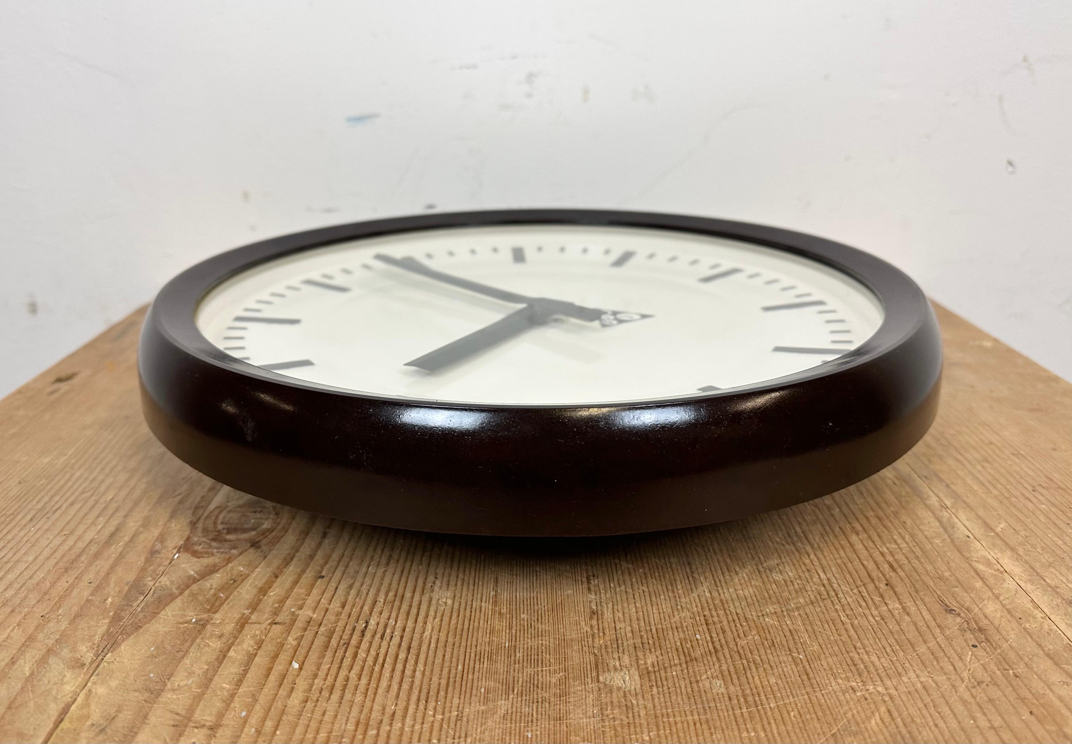 Industrial Bakelite Factory Wall Clock from Pragotron, 1970s For Sale 8