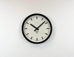 Reloj de pared industrial de fábrica de baquelita de Pragotron, años 1970