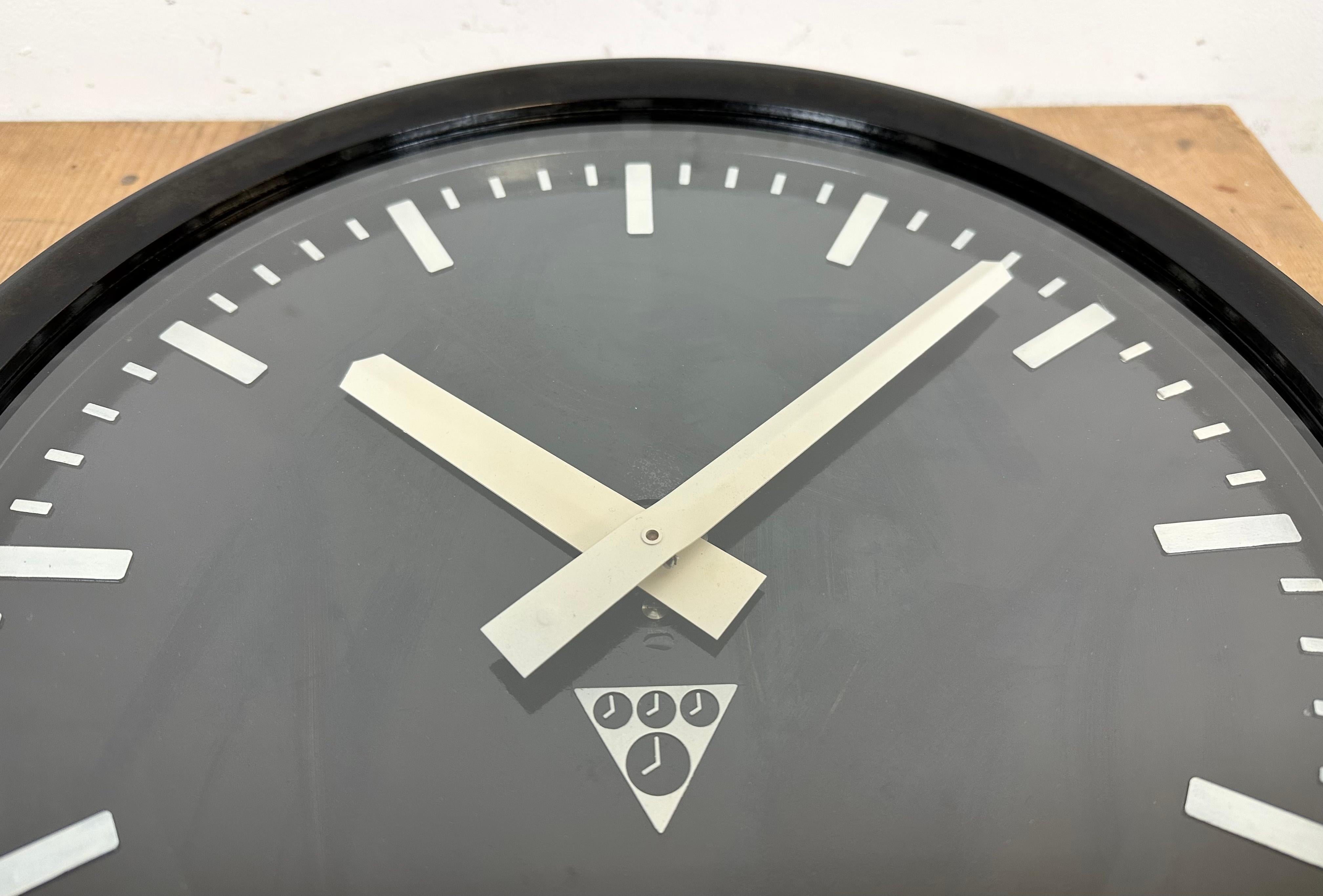 Industrielle Wanduhr aus Bakelit aus Pragotron, 1970er Jahre (Glas) im Angebot