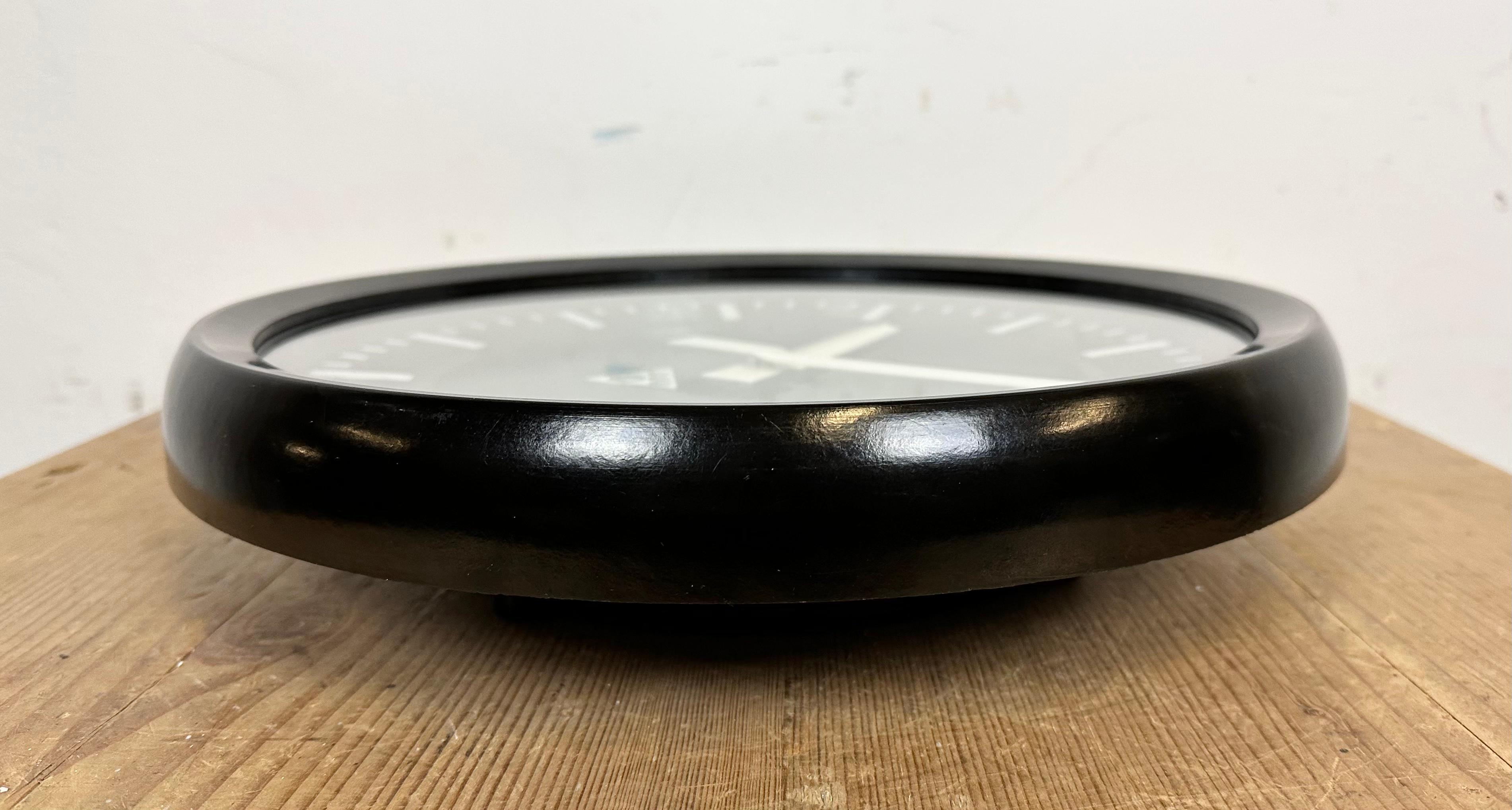 Industrielle Wanduhr aus Bakelit aus Pragotron, 1970er Jahre im Angebot 1