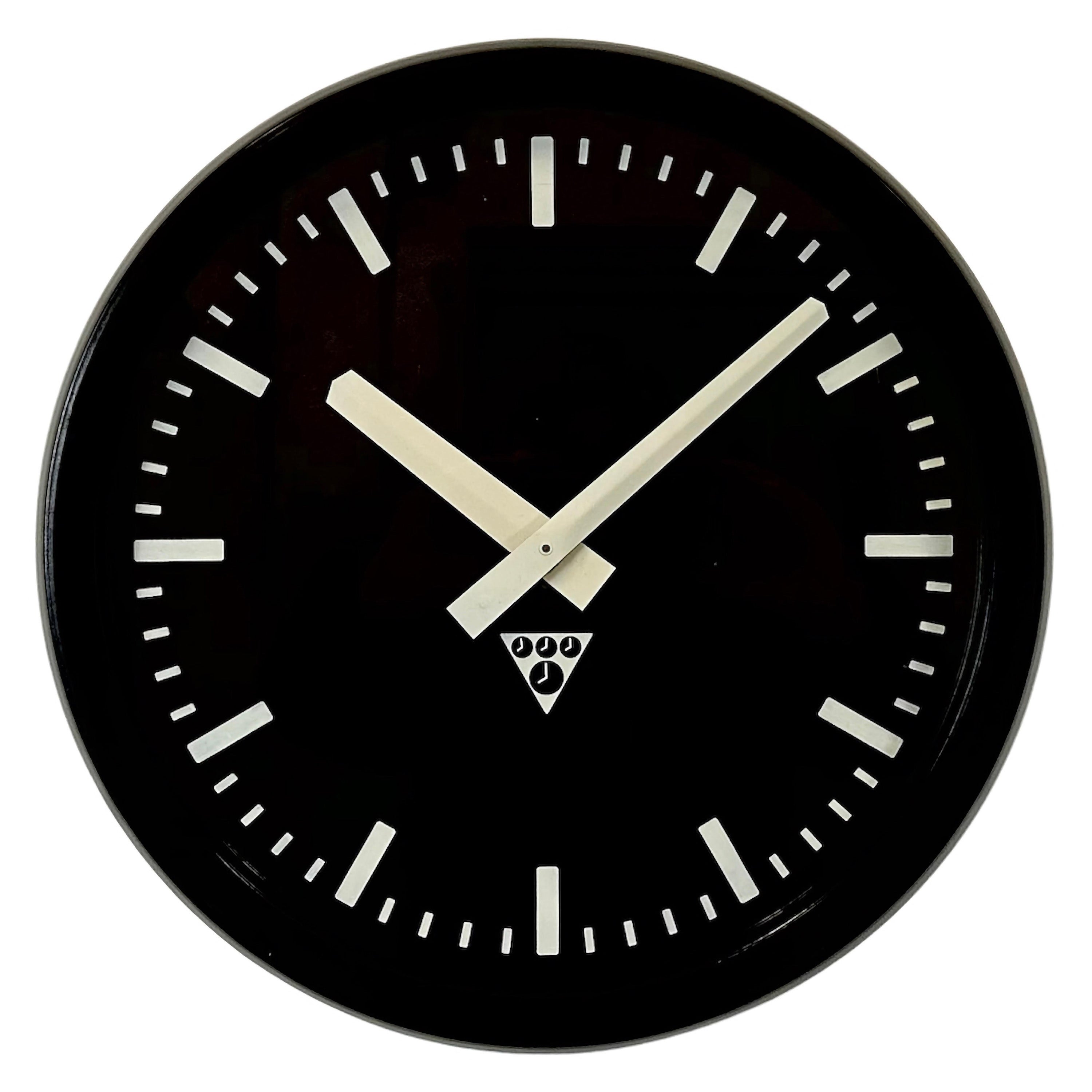 Industrielle Wanduhr aus Bakelit aus Pragotron, 1970er Jahre