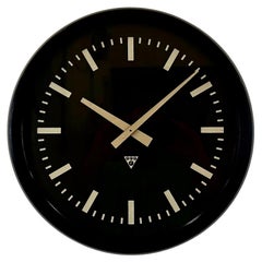Horloge murale d'usine industrielle en bakélite de Pragotron, années 1970