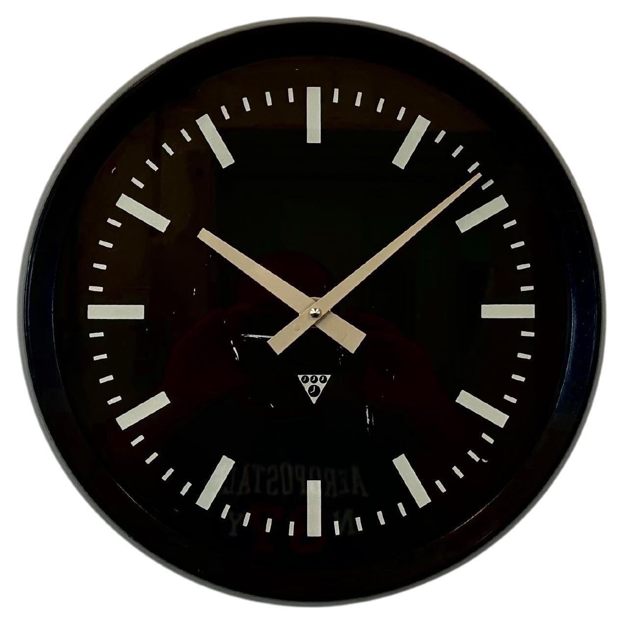 Industrielle Wanduhr aus Bakelit aus Pragotron, 1970er Jahre