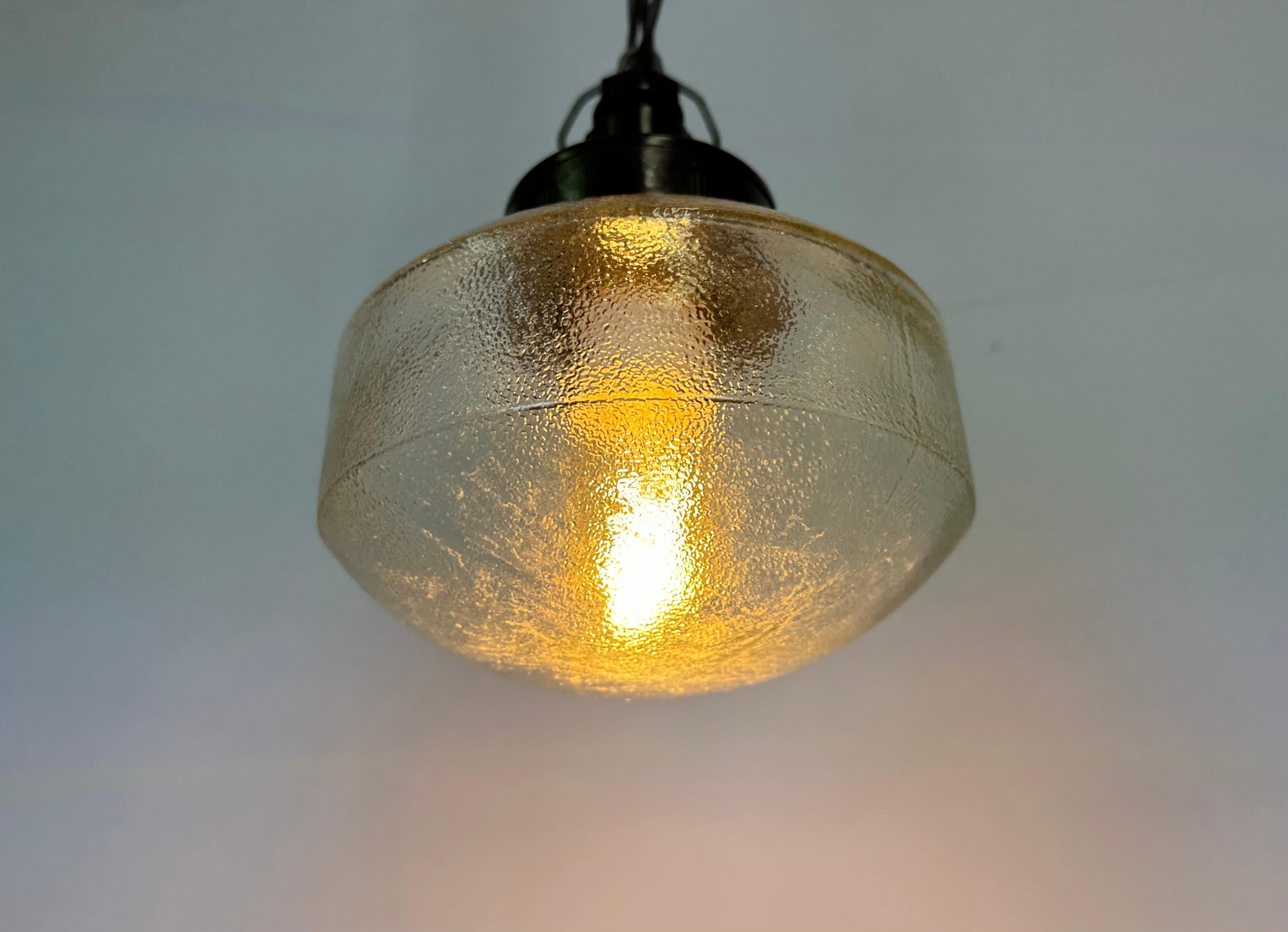 Lampe à suspension industrielle en bakélite avec verre dépoli, années 1970 en vente 3