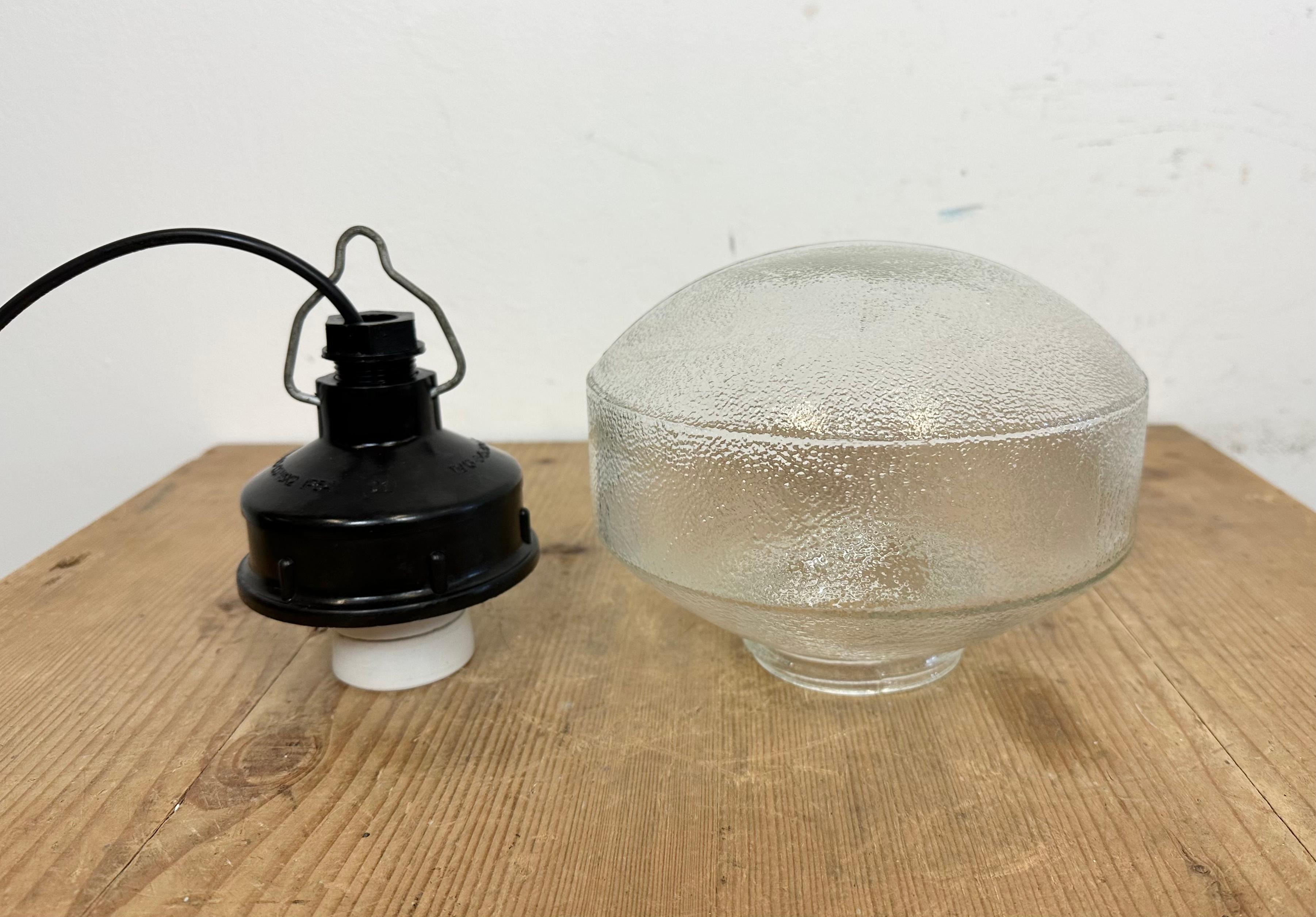 Lampe à suspension industrielle en bakélite avec verre dépoli, années 1970 en vente 6