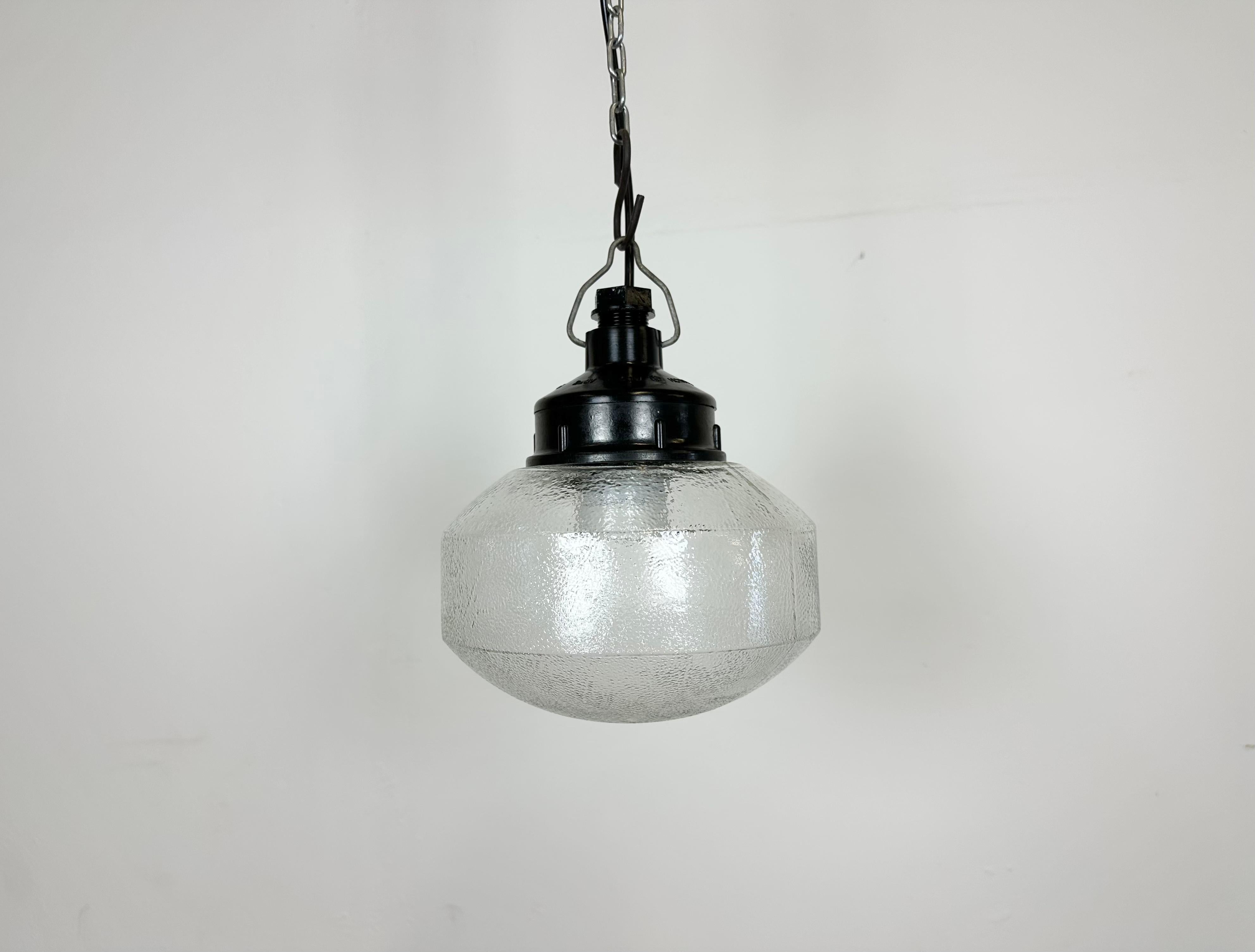 Lampe industrielle vintage fabriquée dans l'ex-Union soviétique au cours des années 1970. Il est doté d'un plateau en bakélite marron et d'un couvercle en verre dépoli. La douille nécessite des ampoules E27/ E26. Un nouveau fil. Le poids de la lampe
