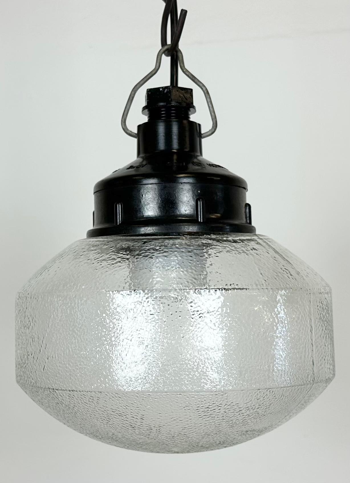 Industriel Lampe à suspension industrielle en bakélite avec verre dépoli, années 1970 en vente