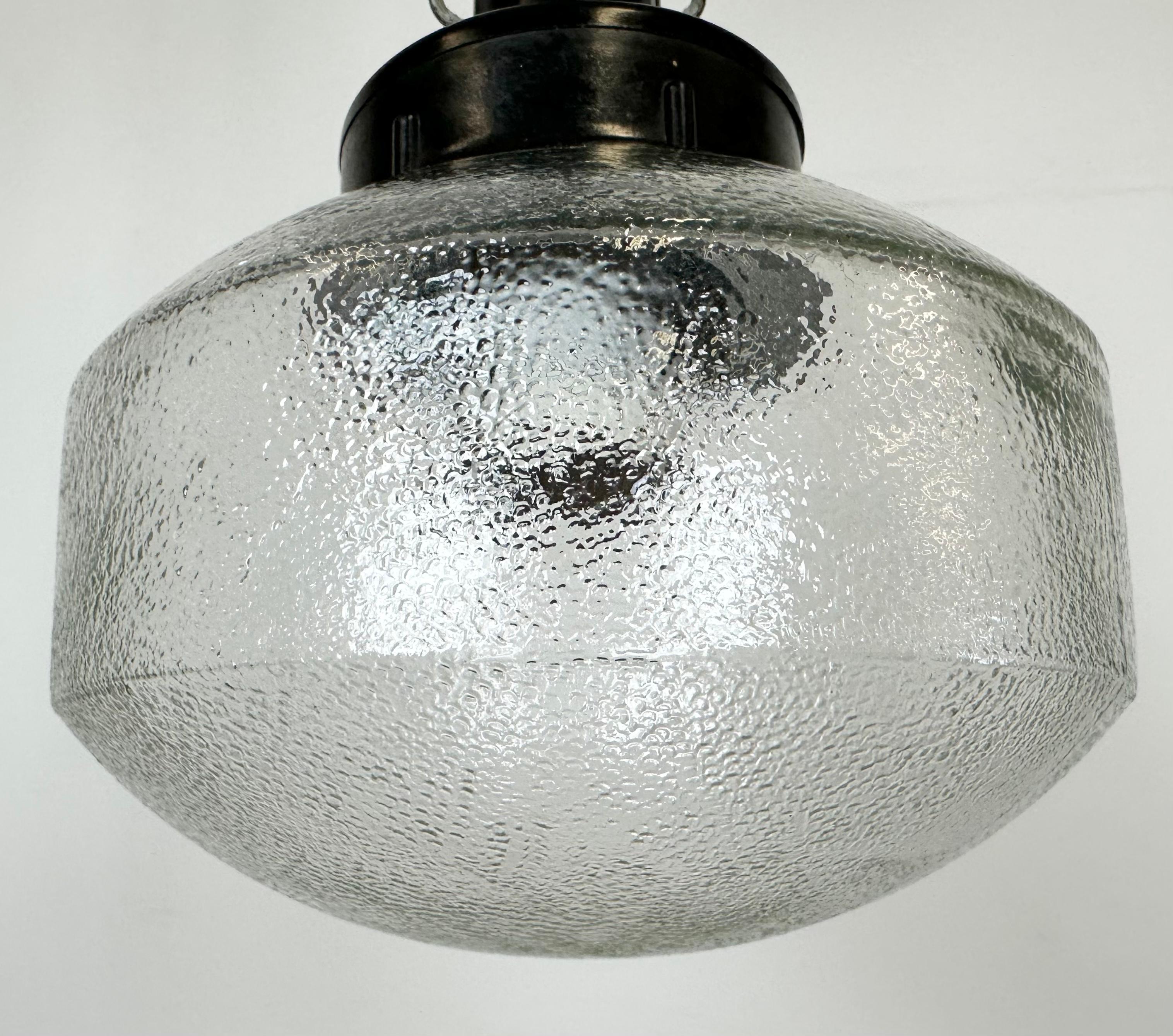 Lampe à suspension industrielle en bakélite avec verre dépoli, années 1970 Bon état - En vente à Kojetice, CZ