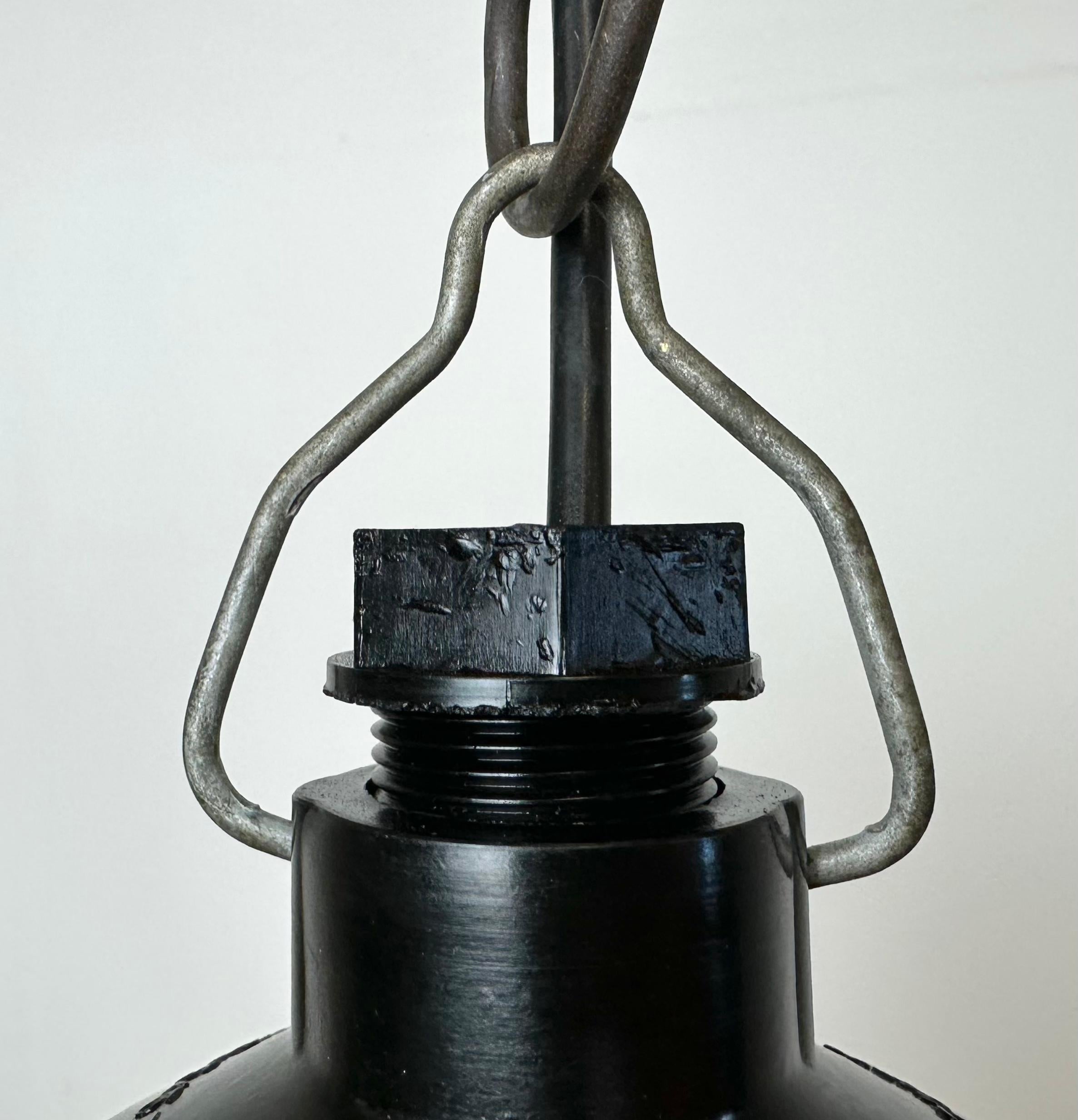 Fin du 20e siècle Lampe à suspension industrielle en bakélite avec verre dépoli, années 1970 en vente
