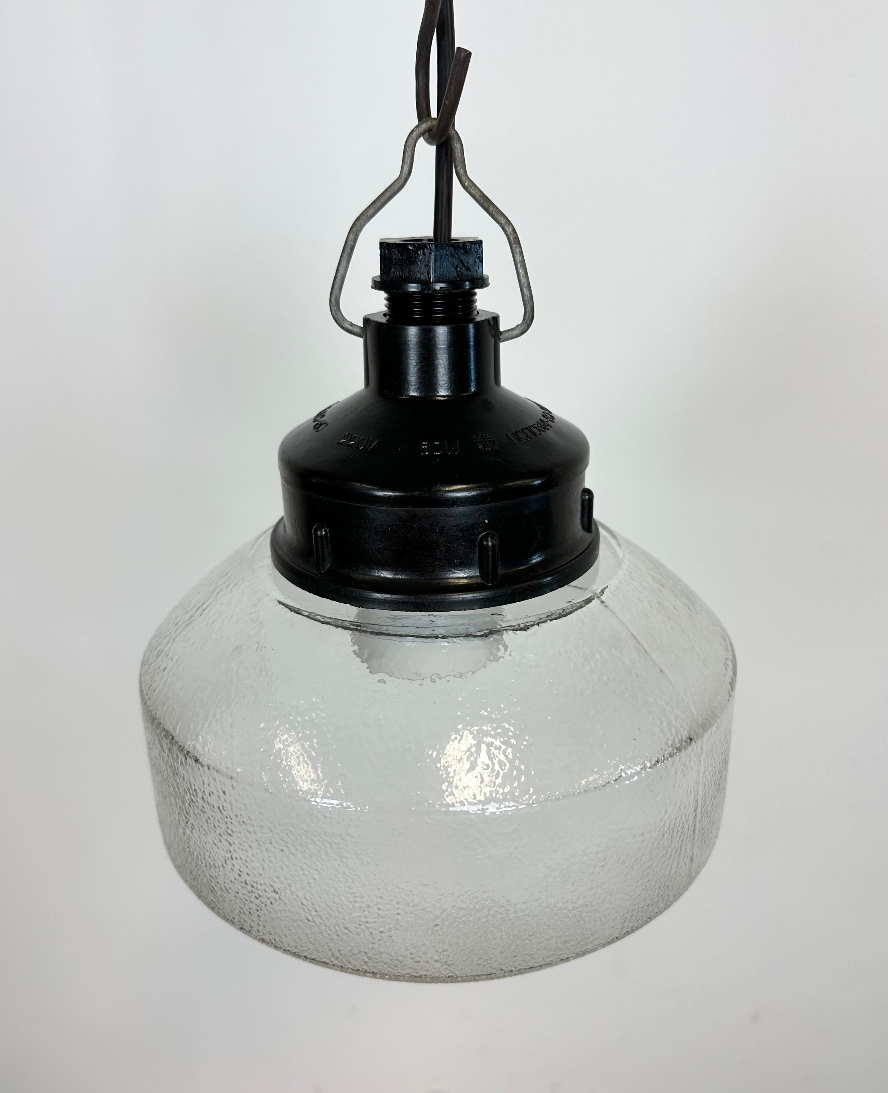 Verre Lampe à suspension industrielle en bakélite avec verre dépoli, années 1970 en vente