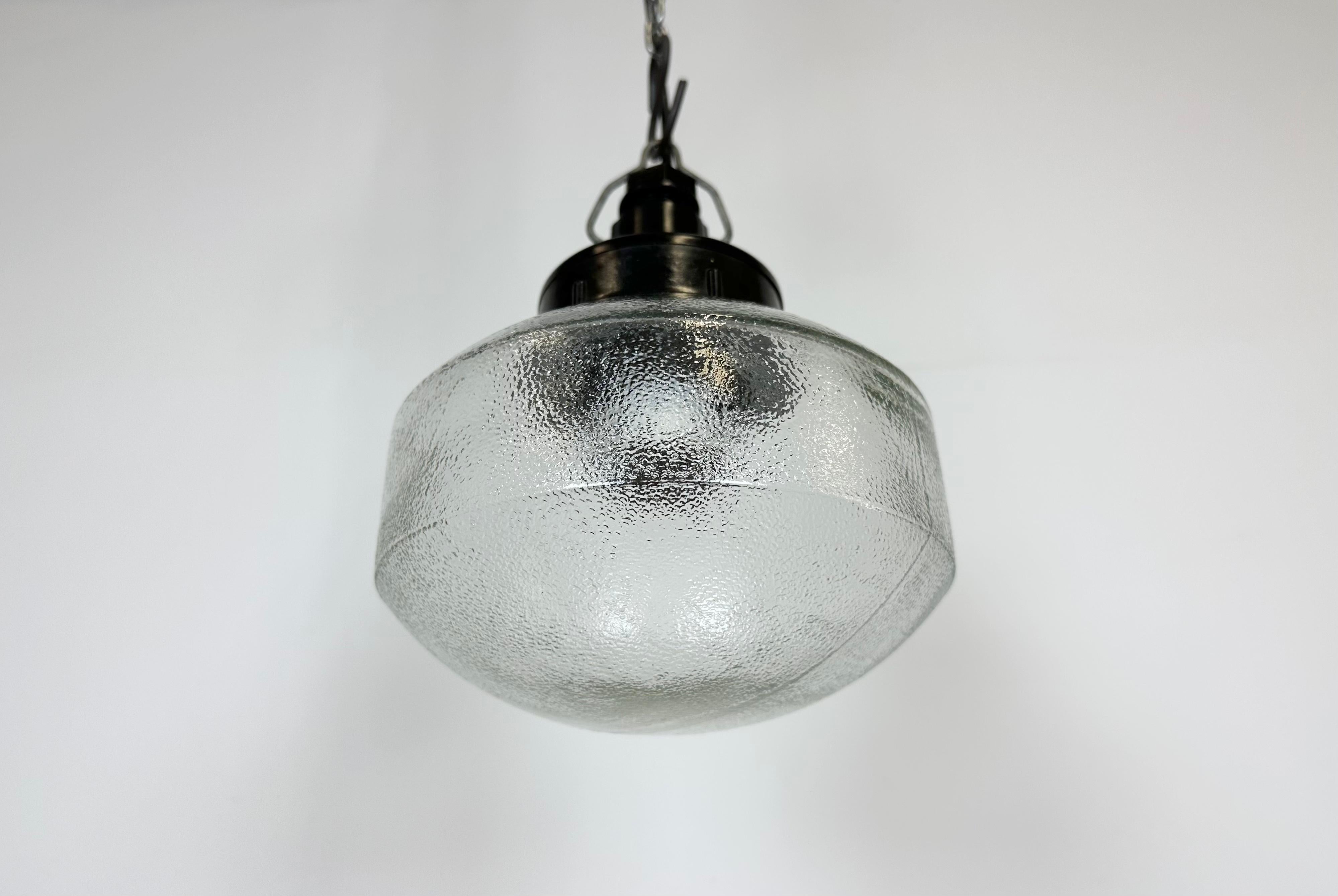Lampe à suspension industrielle en bakélite avec verre dépoli, années 1970 en vente 1