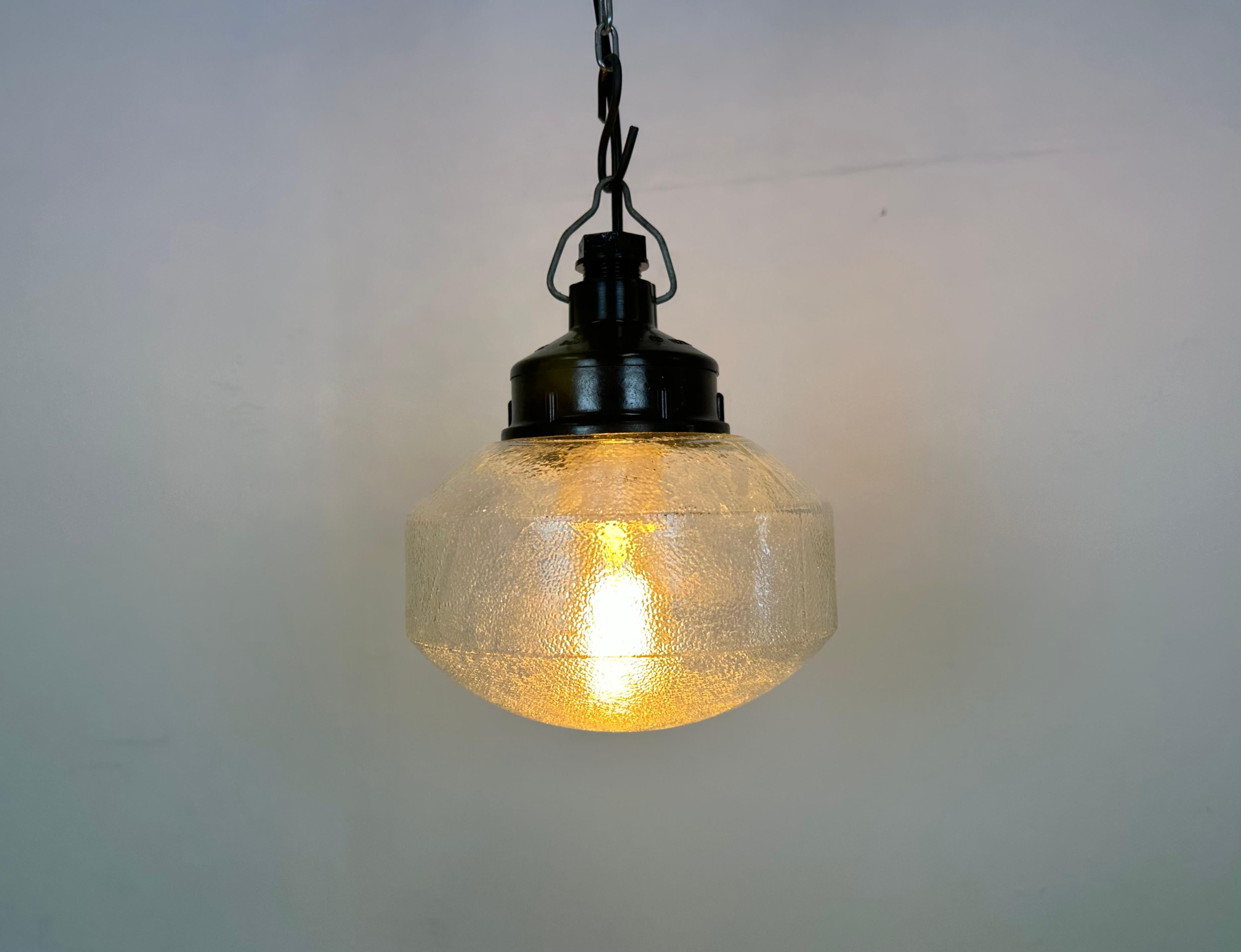 Lampe à suspension industrielle en bakélite avec verre dépoli, années 1970 en vente 2