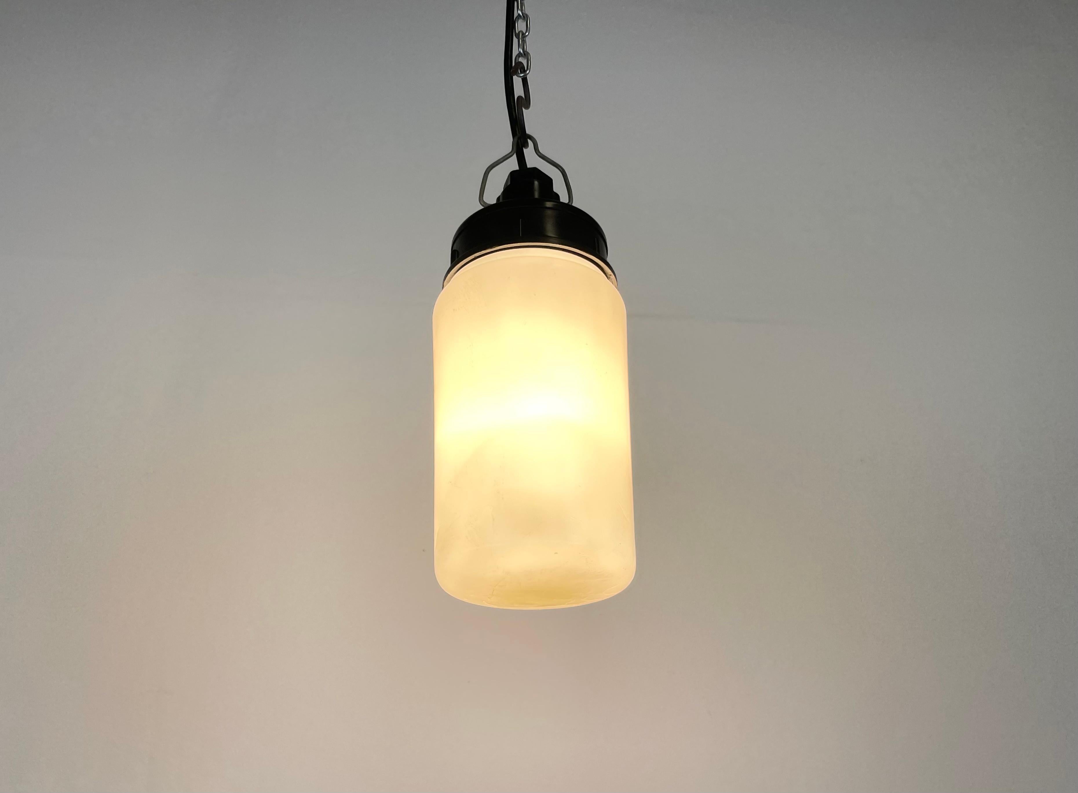 Lampe à suspension industrielle en bakélite avec verre dépoli, années 1970 en vente 4