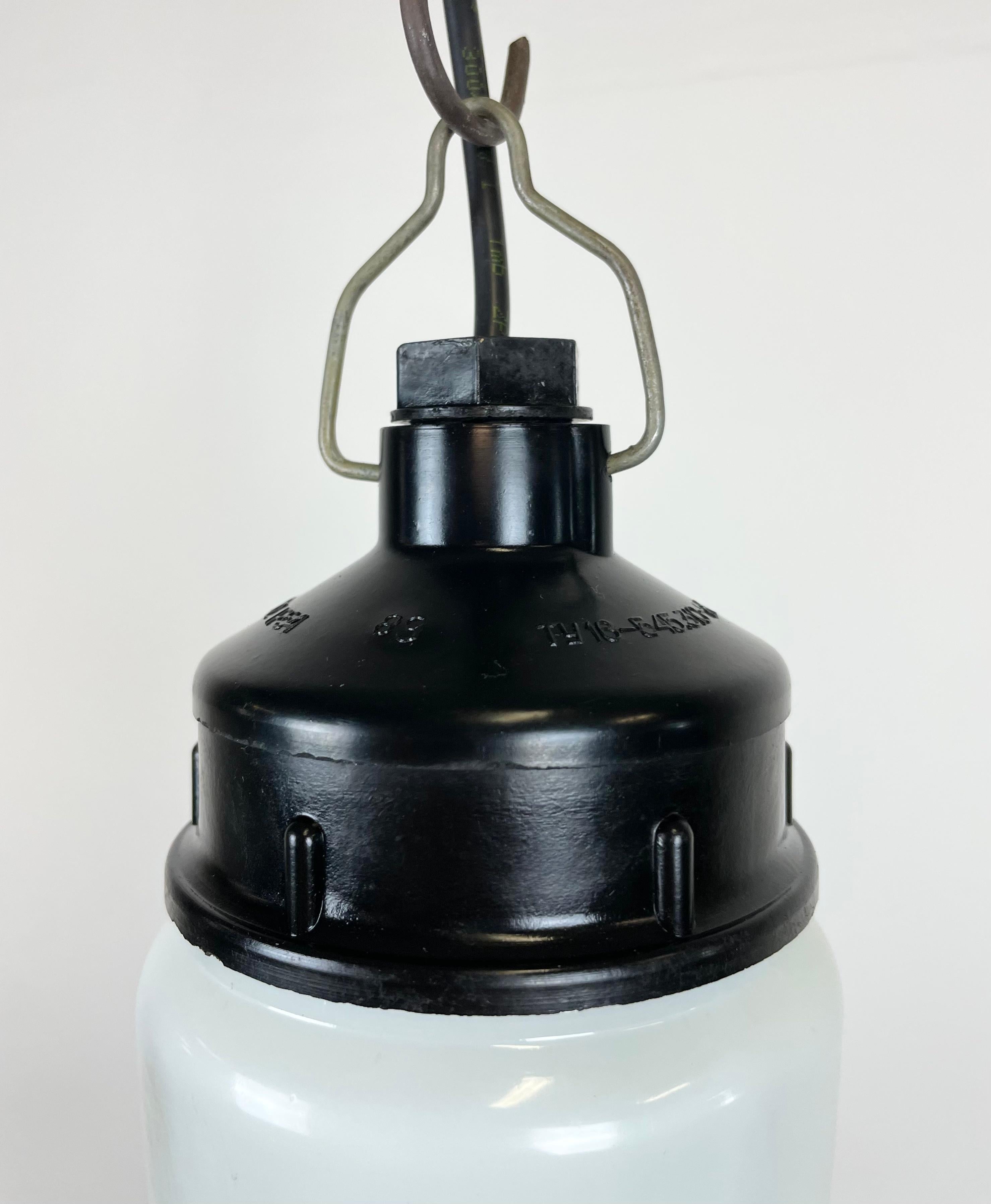 Russe Lampe à suspension industrielle en bakélite avec verre dépoli, années 1970 en vente