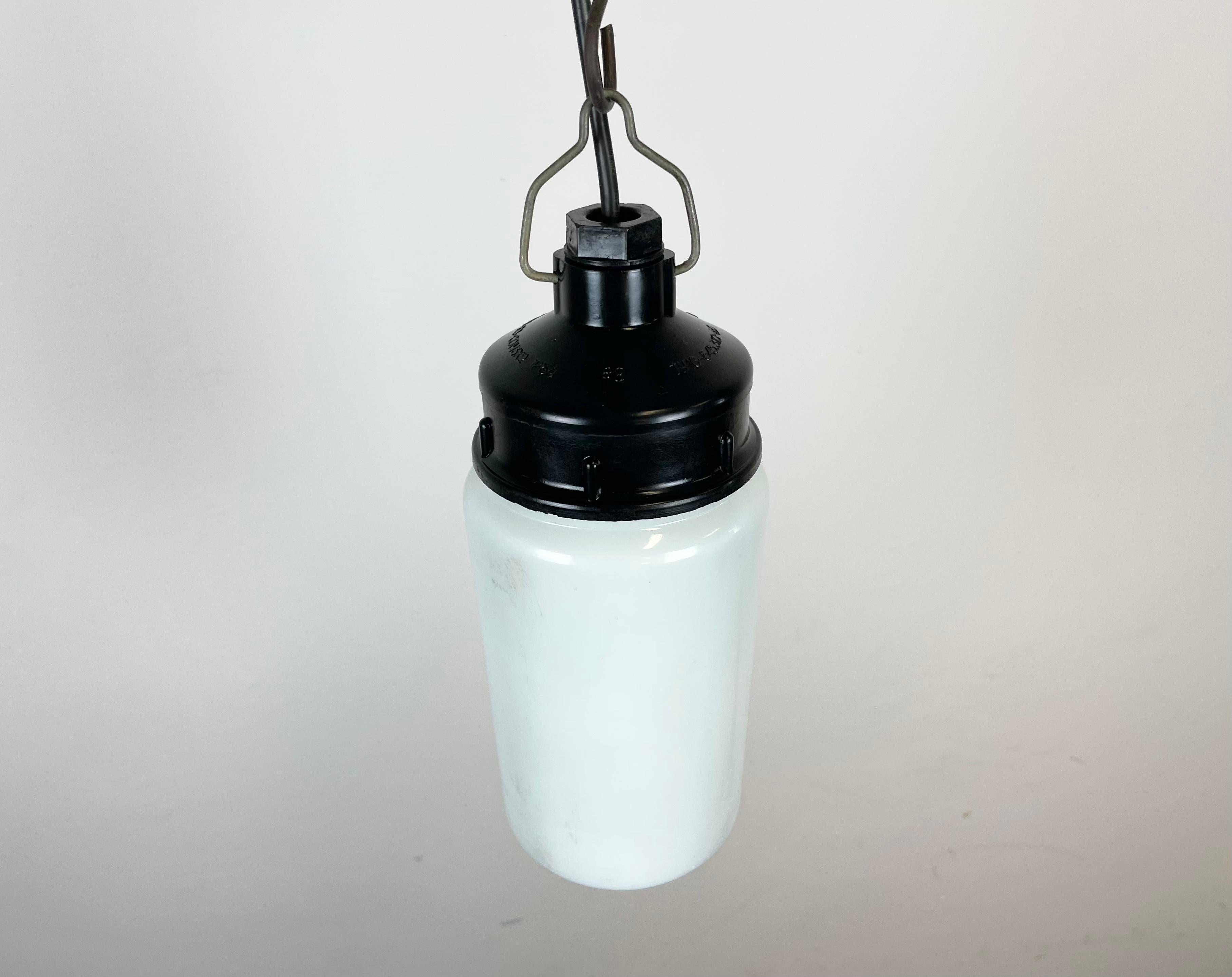 Bakélite Lampe à suspension industrielle en bakélite avec verre dépoli, années 1970 en vente