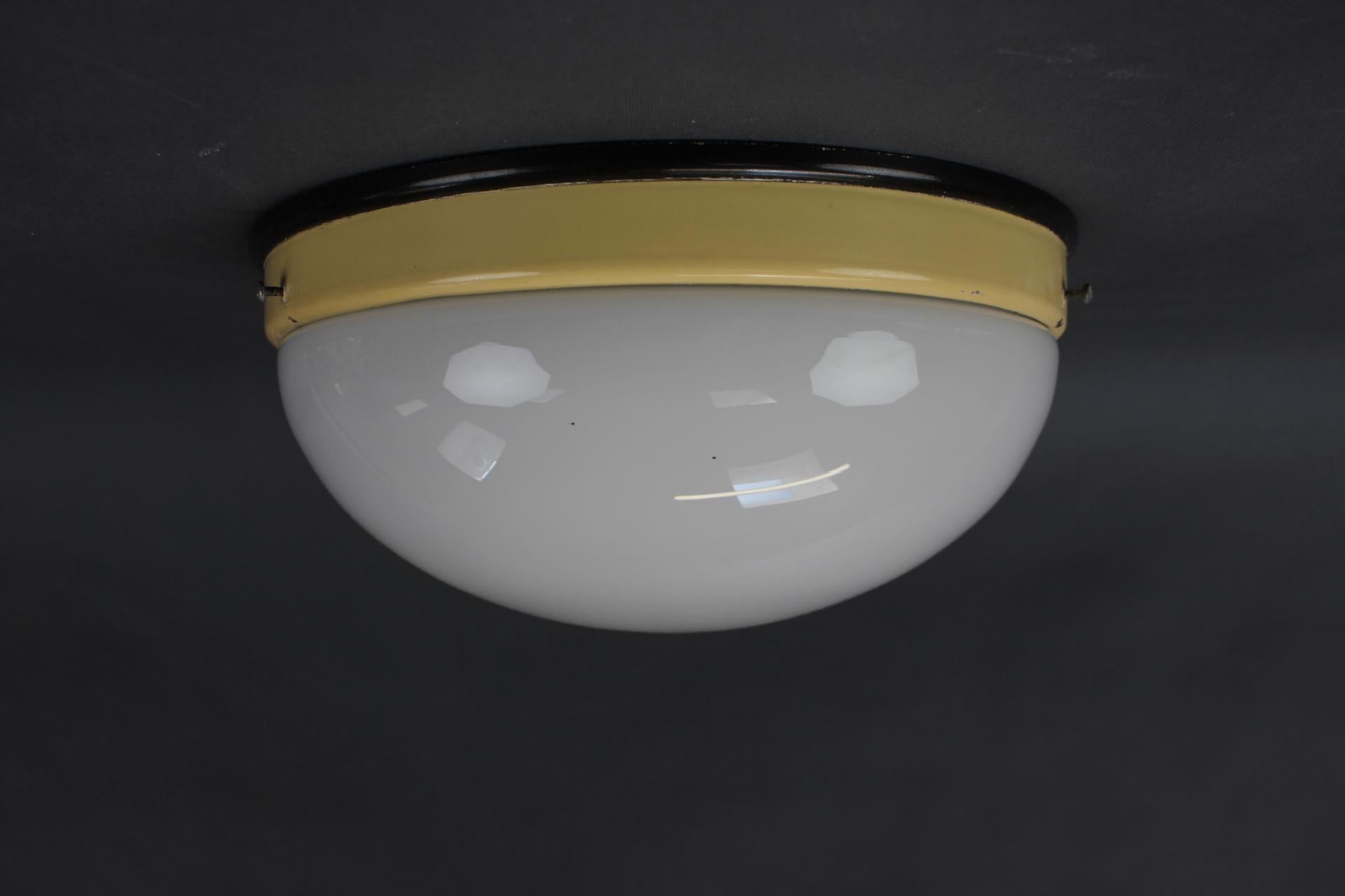 - Industrial Bakelite Wall or Ceiling Light, 1940's.
- shows signs of wear and age (scratches, etc.),
- in good original condition


