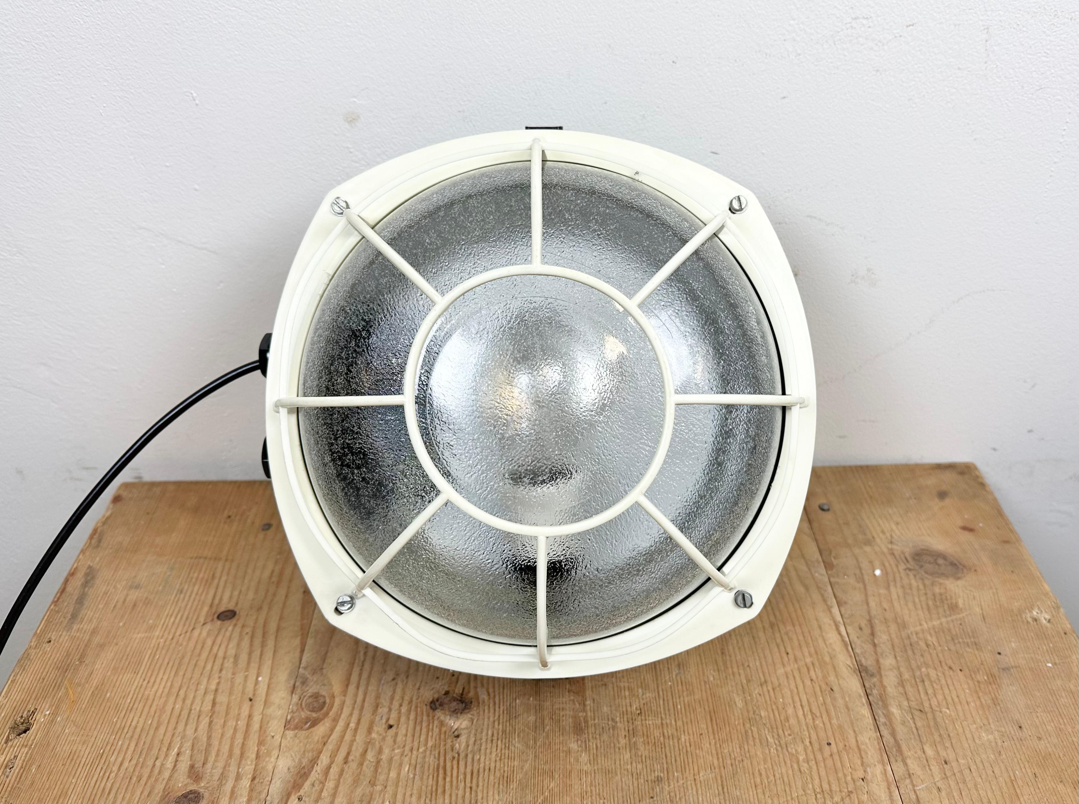 Industrial Bakelite Wall or Ceiling Light from Elektrosvit, 1980s In Good Condition For Sale In Kojetice, CZ