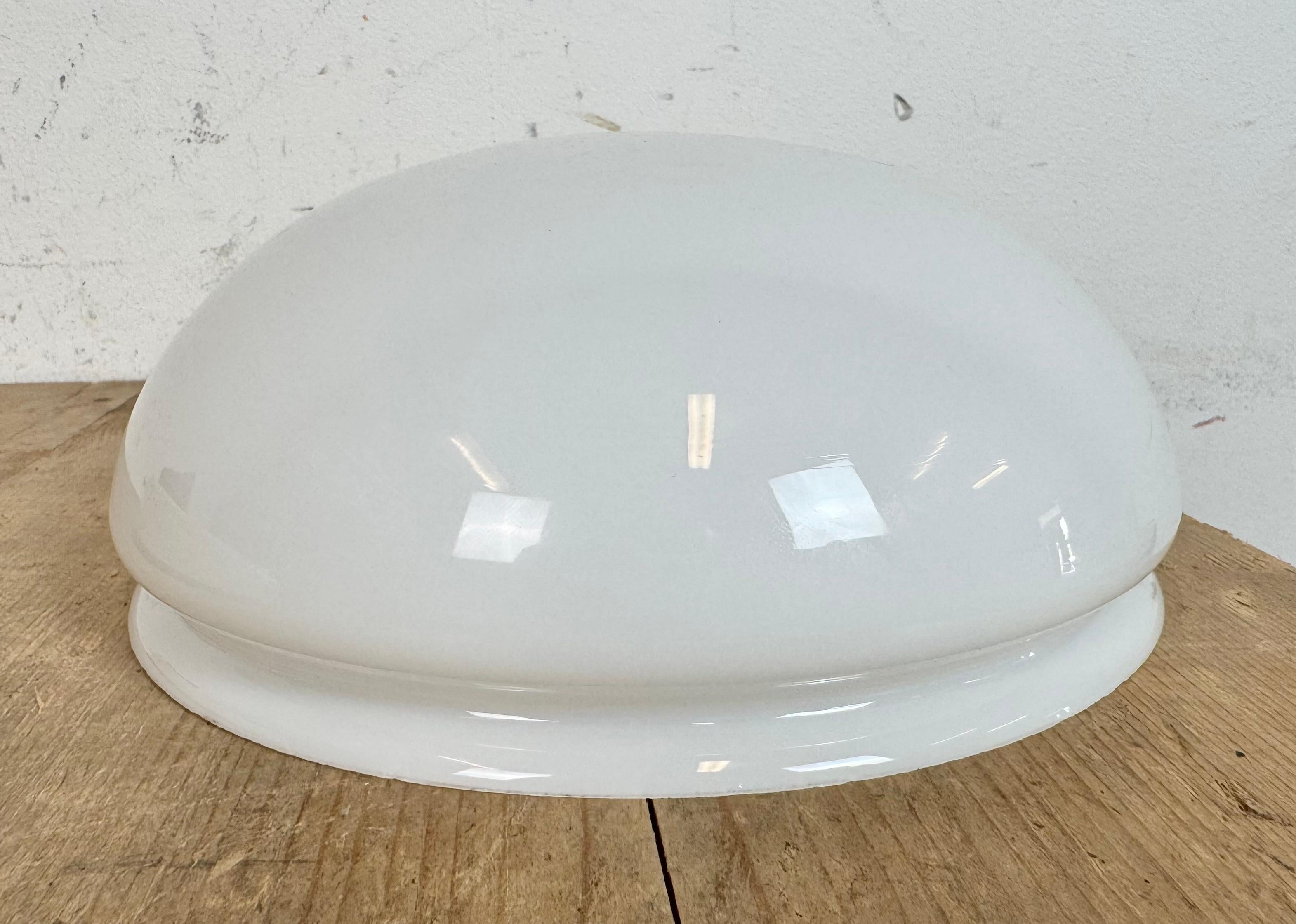 Industrielle Wand- oder Deckenleuchte aus Bakelit mit Milchglas, 1950er Jahre im Angebot 5