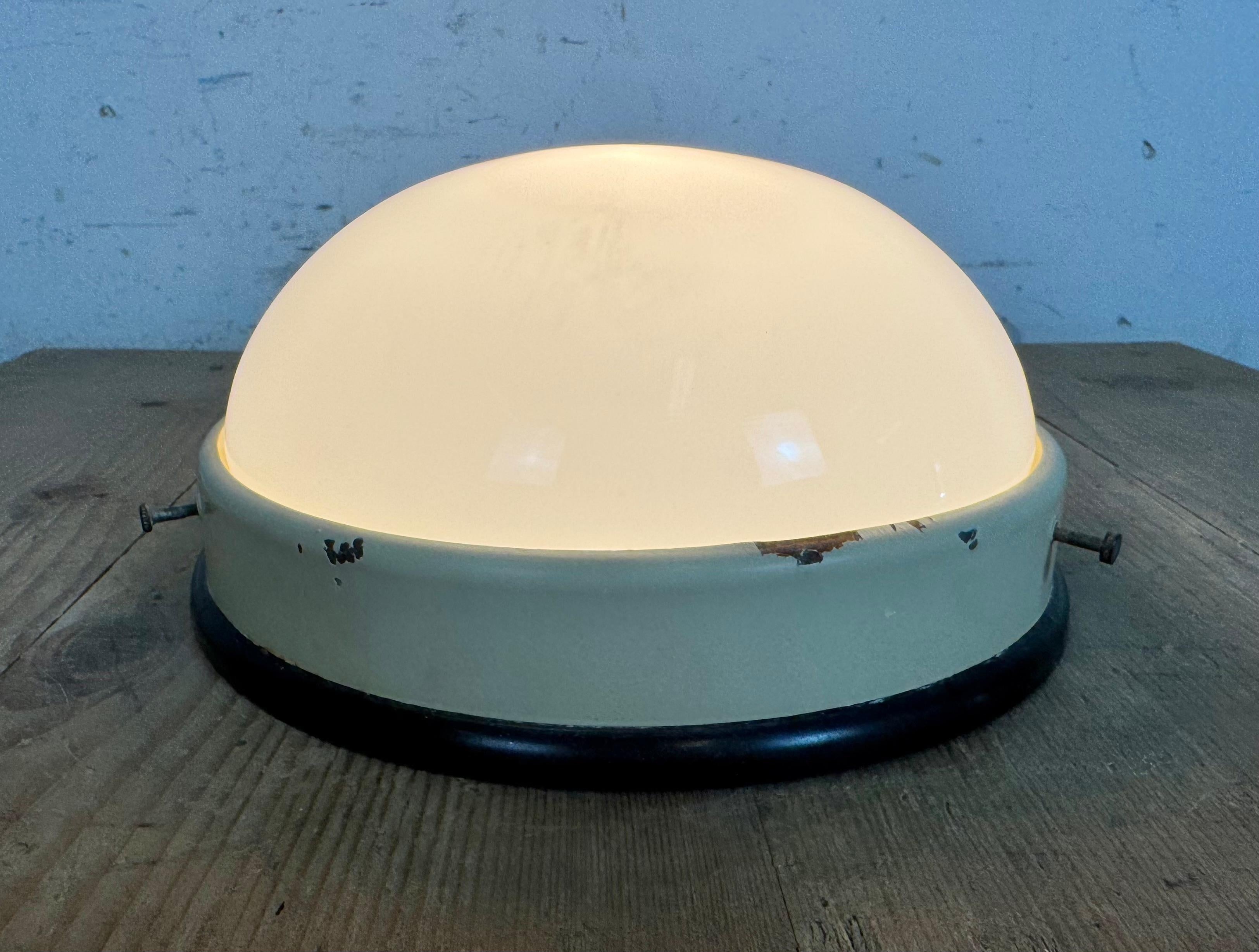 Industrielle Wand- oder Deckenleuchte aus Bakelit mit Milchglas, 1950er Jahre im Angebot 4