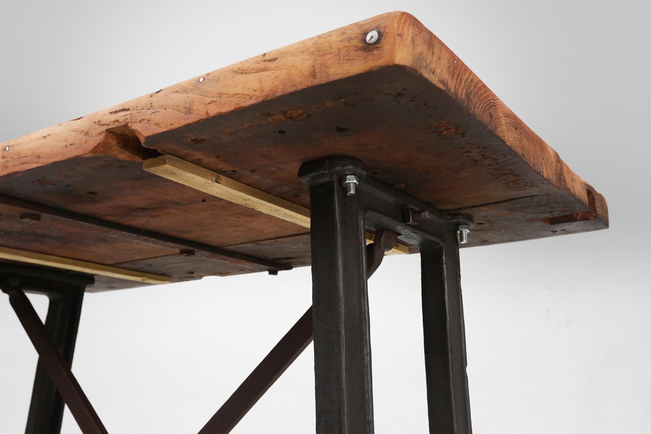 Table de bar/bistro industrielle avec pieds en fonte et plateau en bois, Belgique vers 1920 5