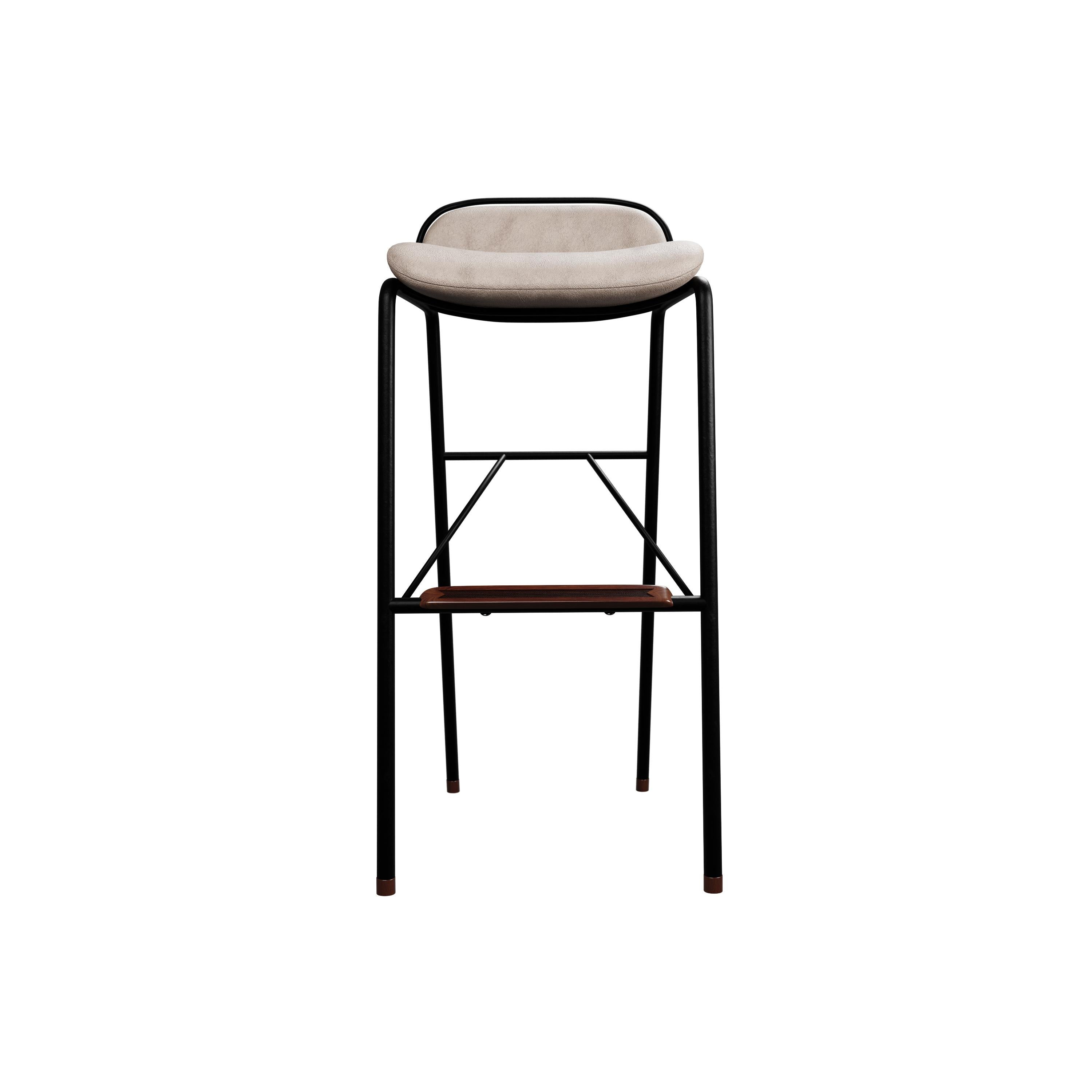 Le tabouret de bar DUV est plus qu'un simple meuble, c'est un mélange harmonieux de force industrielle et de beauté naturelle. La structure en fer offre une durabilité et une stabilité exceptionnelles, ce qui en fait un choix fiable pour divers