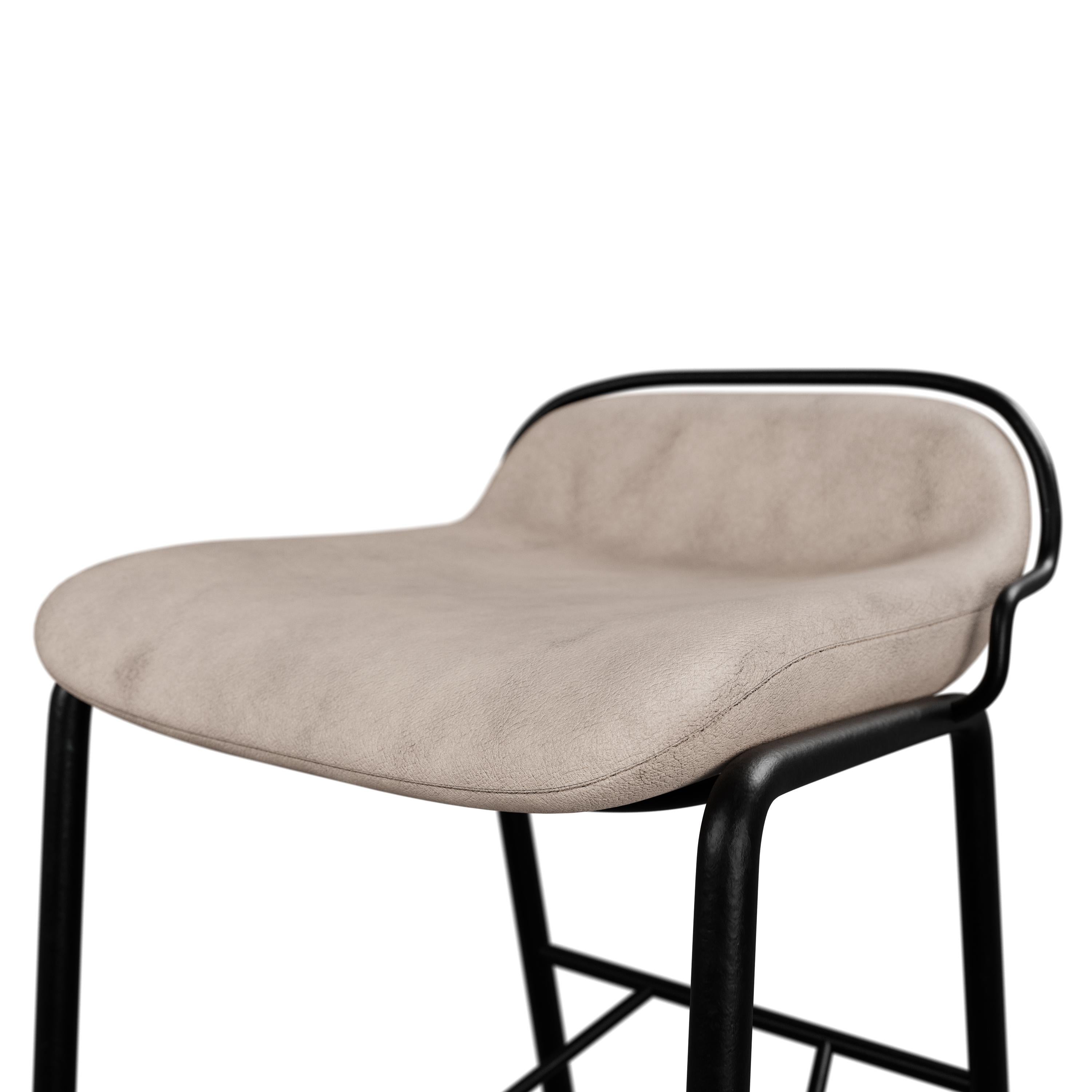 Tabouret de bar industriel DUV en cuir crème fabriqué à la main par Murmurio Neuf - En vente à Lordelo, PT
