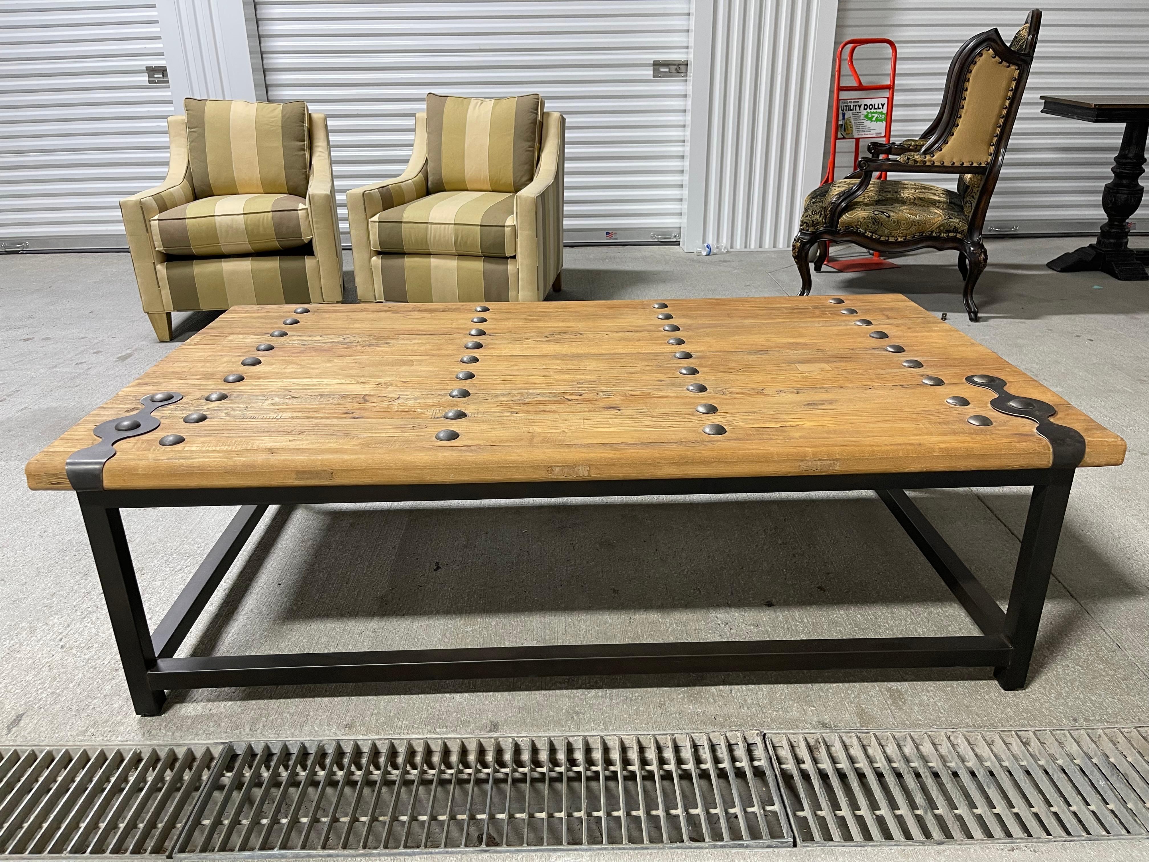 Porte de grange industrielle et base métallique transformées en table basse, 21e siècle Bon état - En vente à Savannah, GA