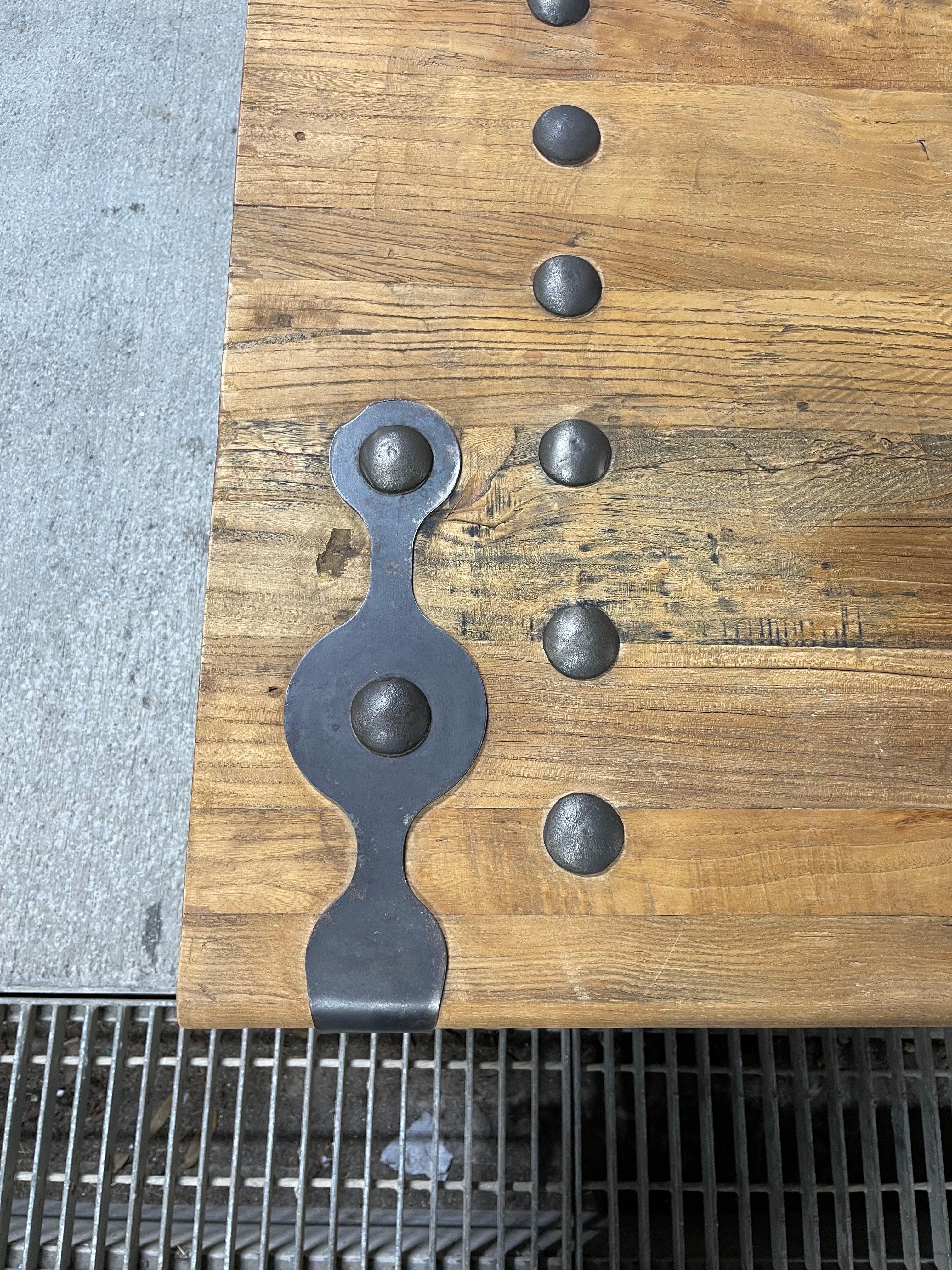 XXIe siècle et contemporain Porte de grange industrielle et base métallique transformées en table basse, 21e siècle en vente