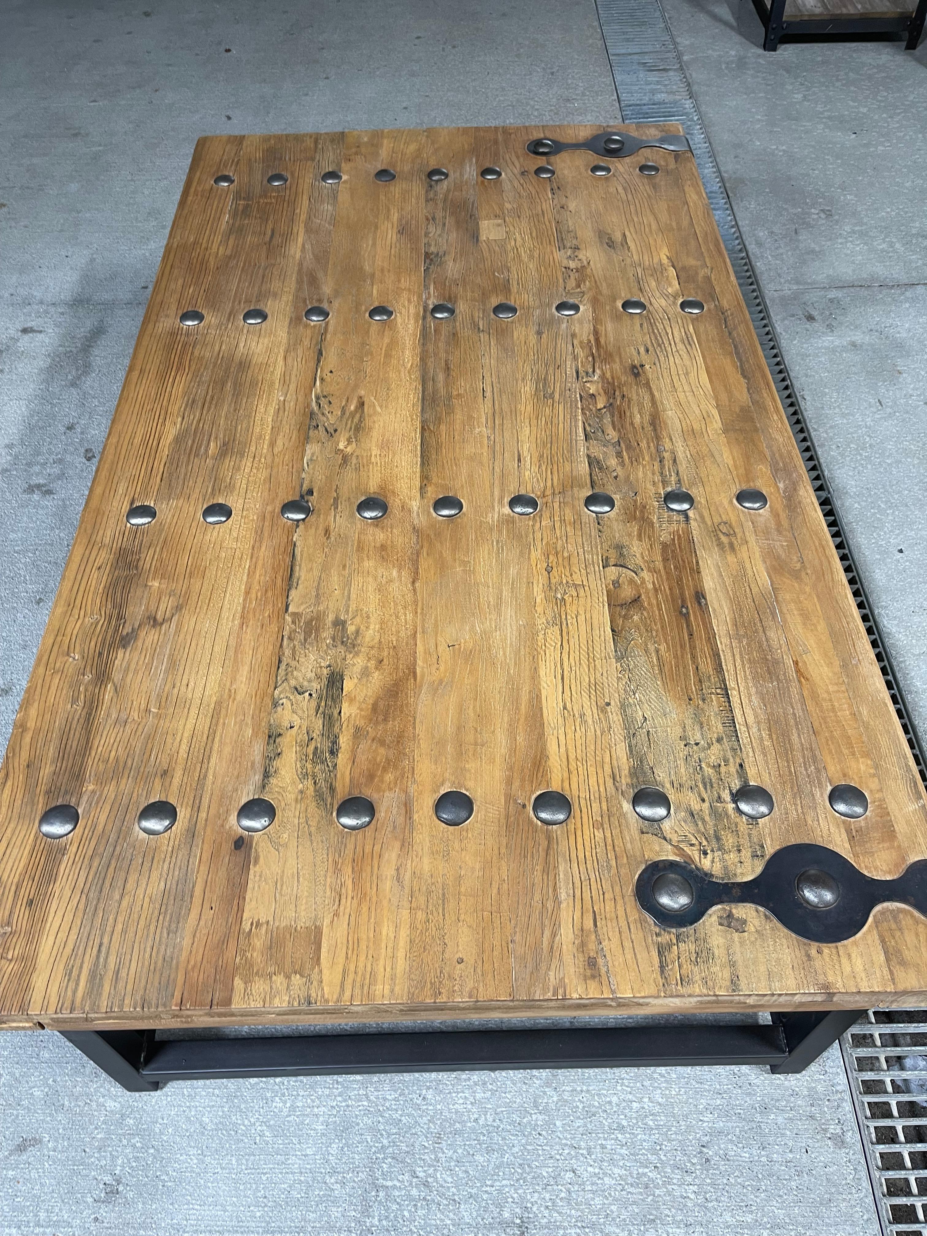 Bois Porte de grange industrielle et base métallique transformées en table basse, 21e siècle en vente